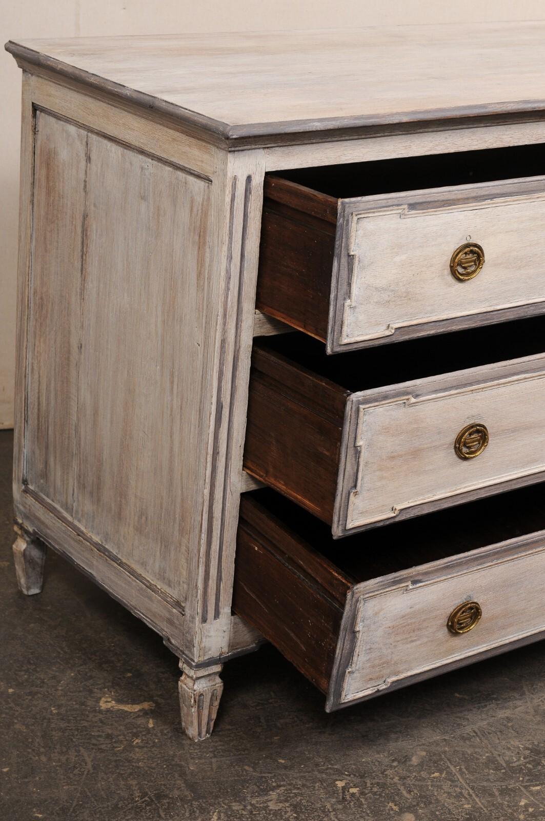 Francese Commode neoclassica francese del XIX secolo, finitura grigia con ferramenta in ottone in vendita