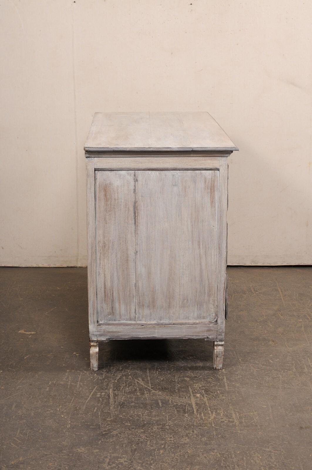 Commode neoclassica francese del XIX secolo, finitura grigia con ferramenta in ottone In condizioni buone in vendita a Atlanta, GA