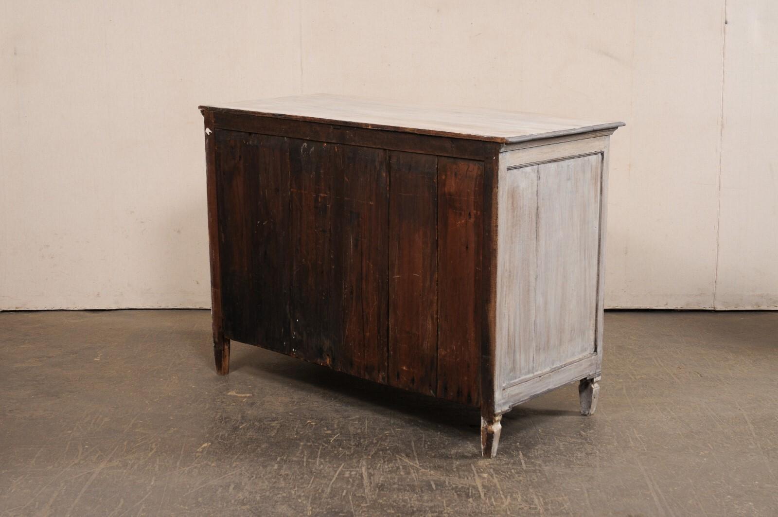 Legno Commode neoclassica francese del XIX secolo, finitura grigia con ferramenta in ottone in vendita