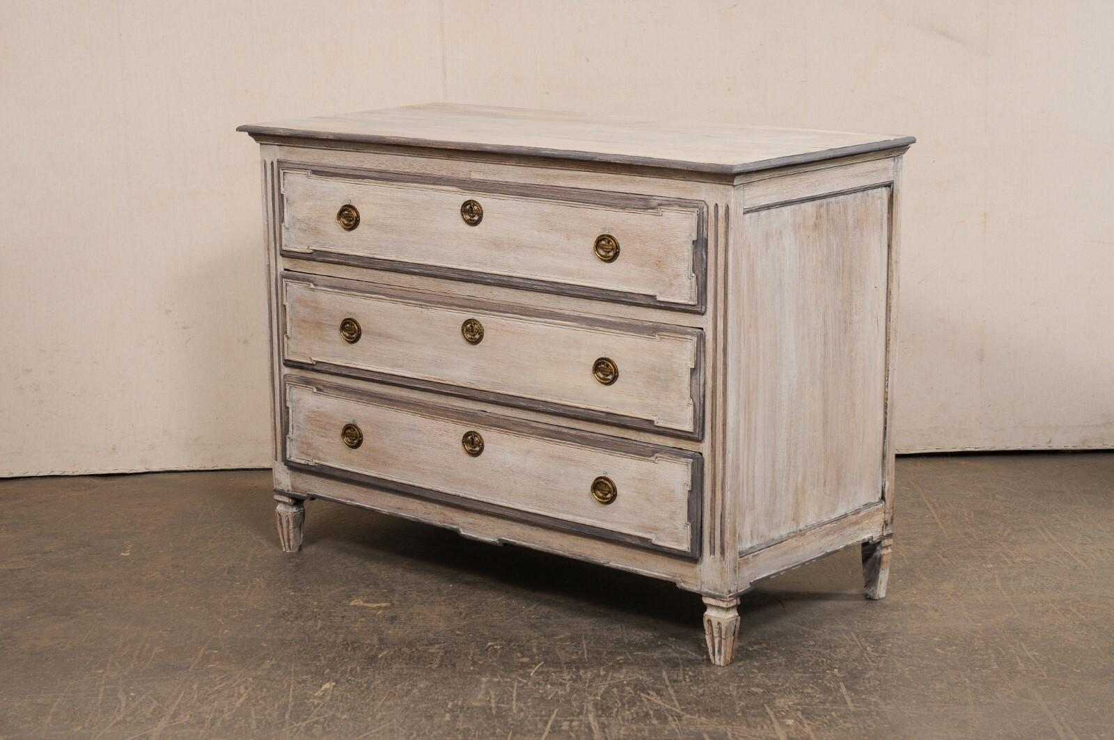 Commode neoclassica francese del XIX secolo, finitura grigia con ferramenta in ottone in vendita 3