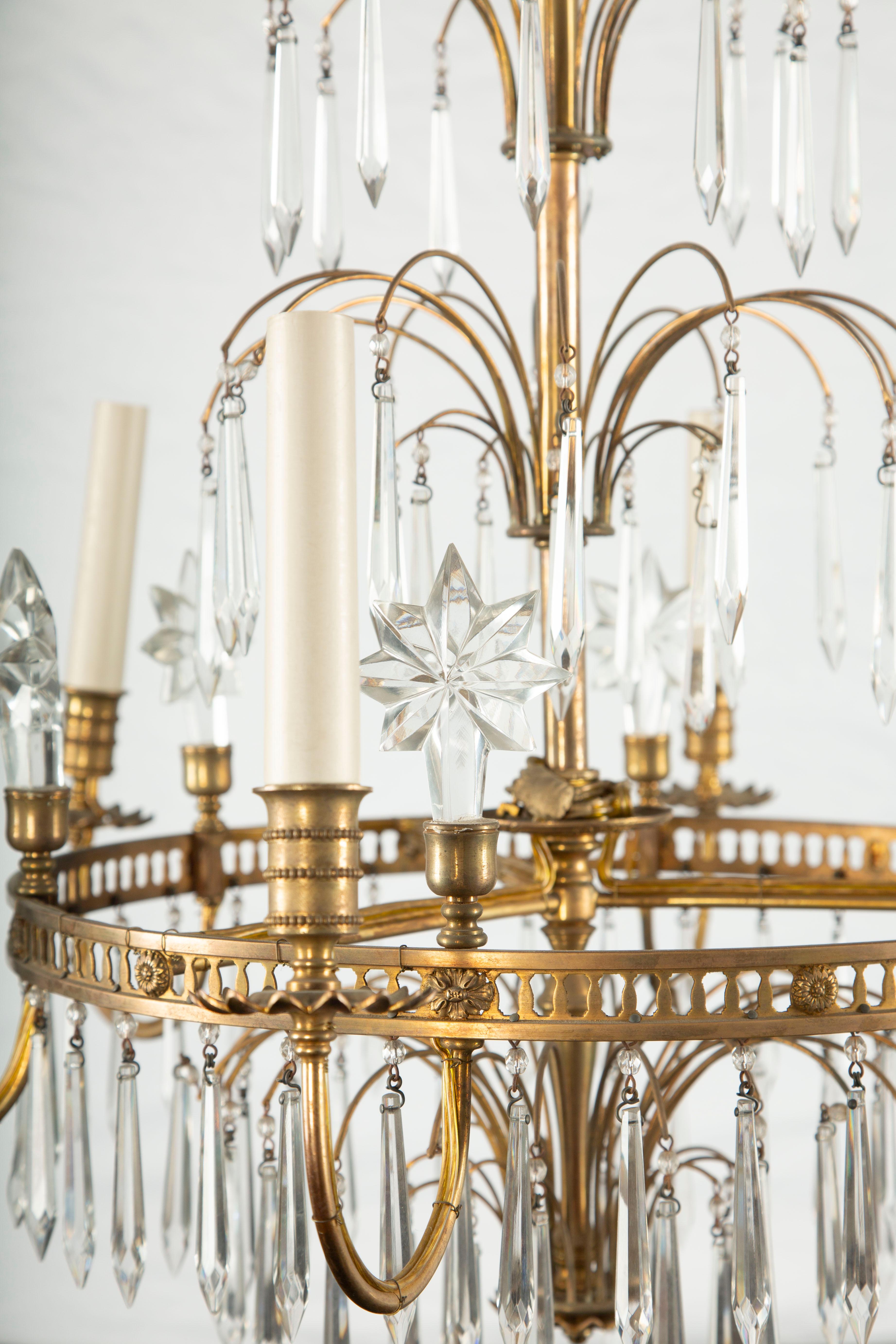Lampadario francese del XIX secolo in metallo dorato e cristallo

Elegante lampadario francese del XIX secolo in metallo dorato e cristallo, progettato con una graziosa struttura a gradini che sostiene otto luci a forma di candela. Il lampadario è