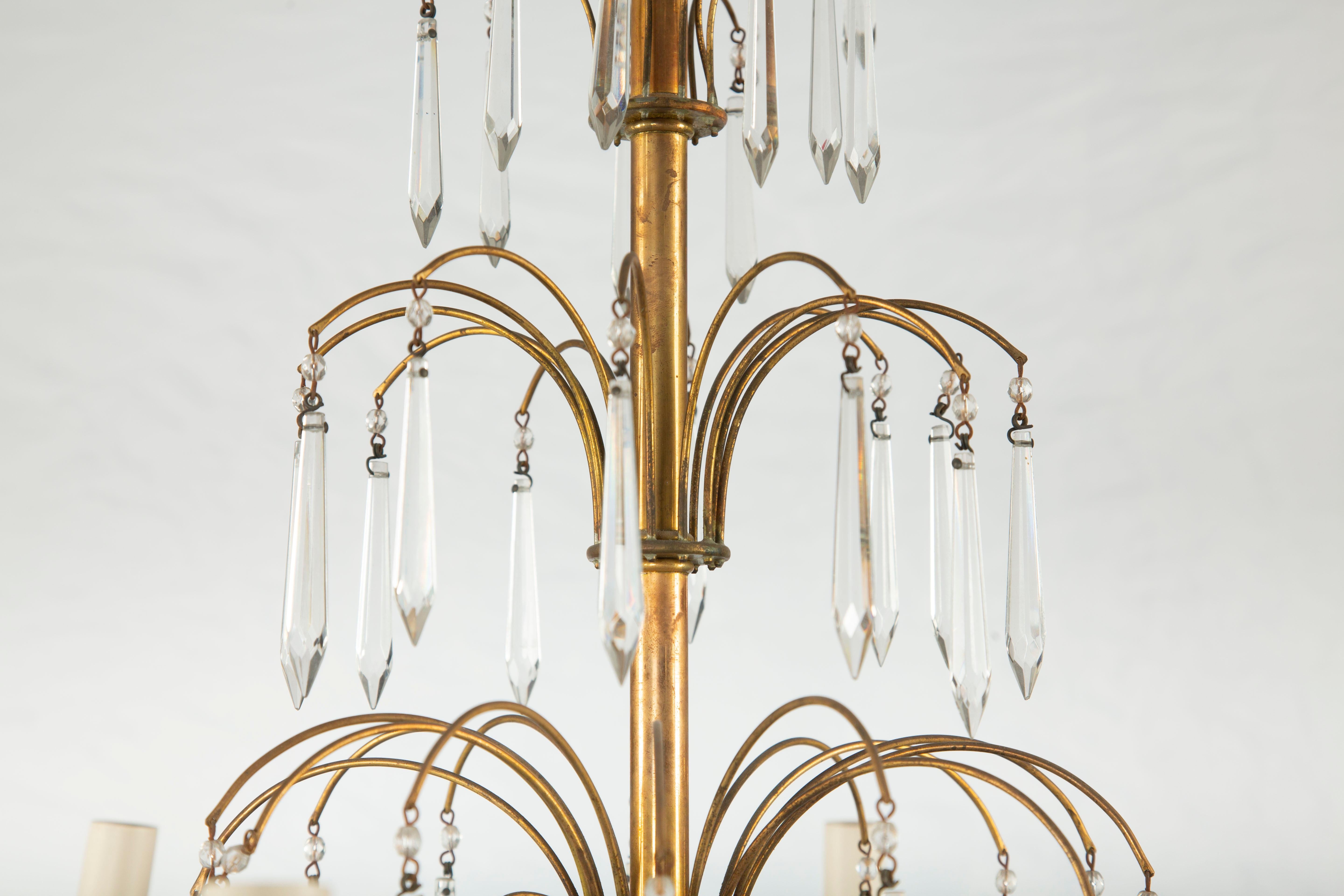 Neoclassico Lampadario neoclassico francese del XIX secolo in cristallo e dorato con otto luci a candela in vendita