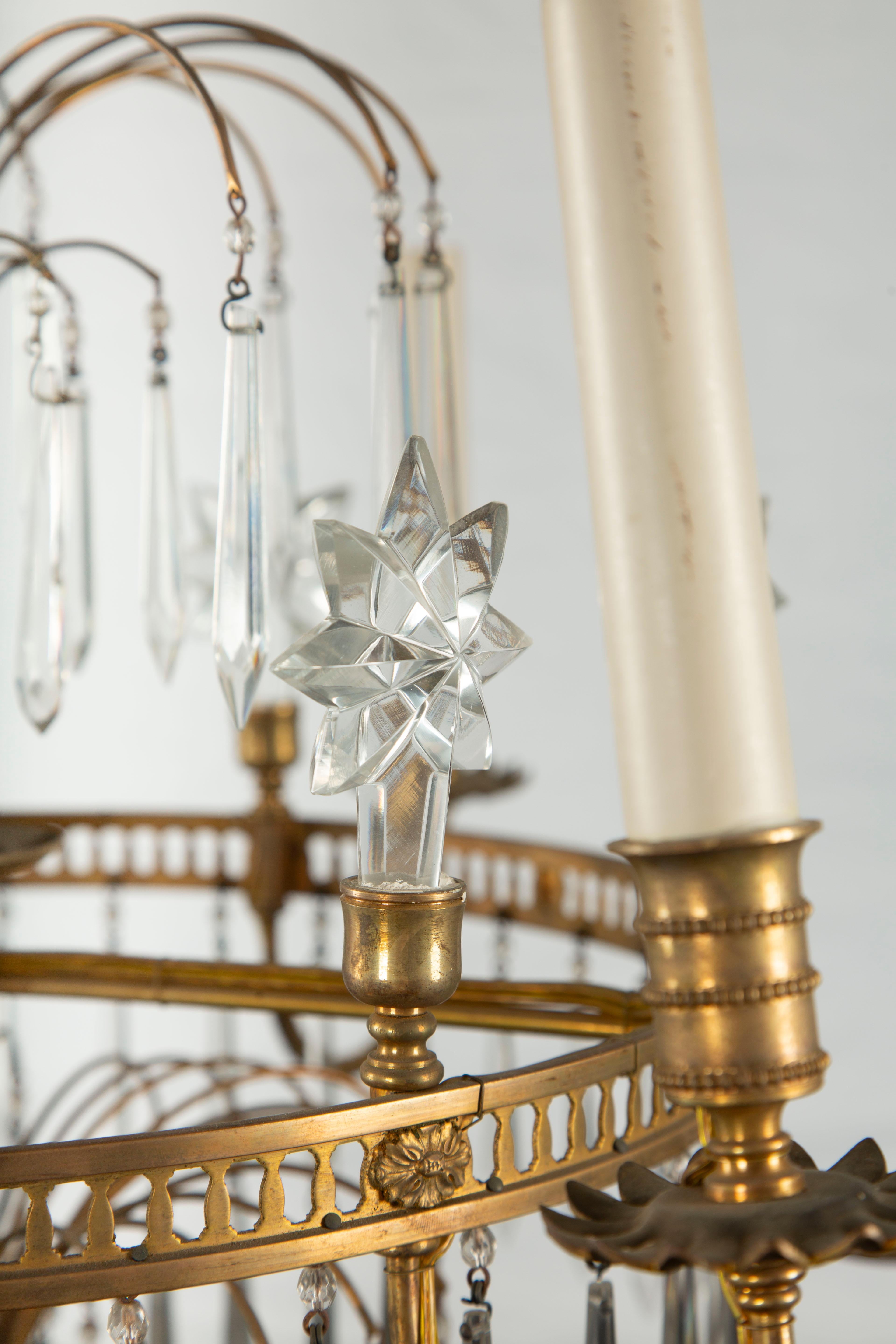 Francese Lampadario neoclassico francese del XIX secolo in cristallo e dorato con otto luci a candela in vendita