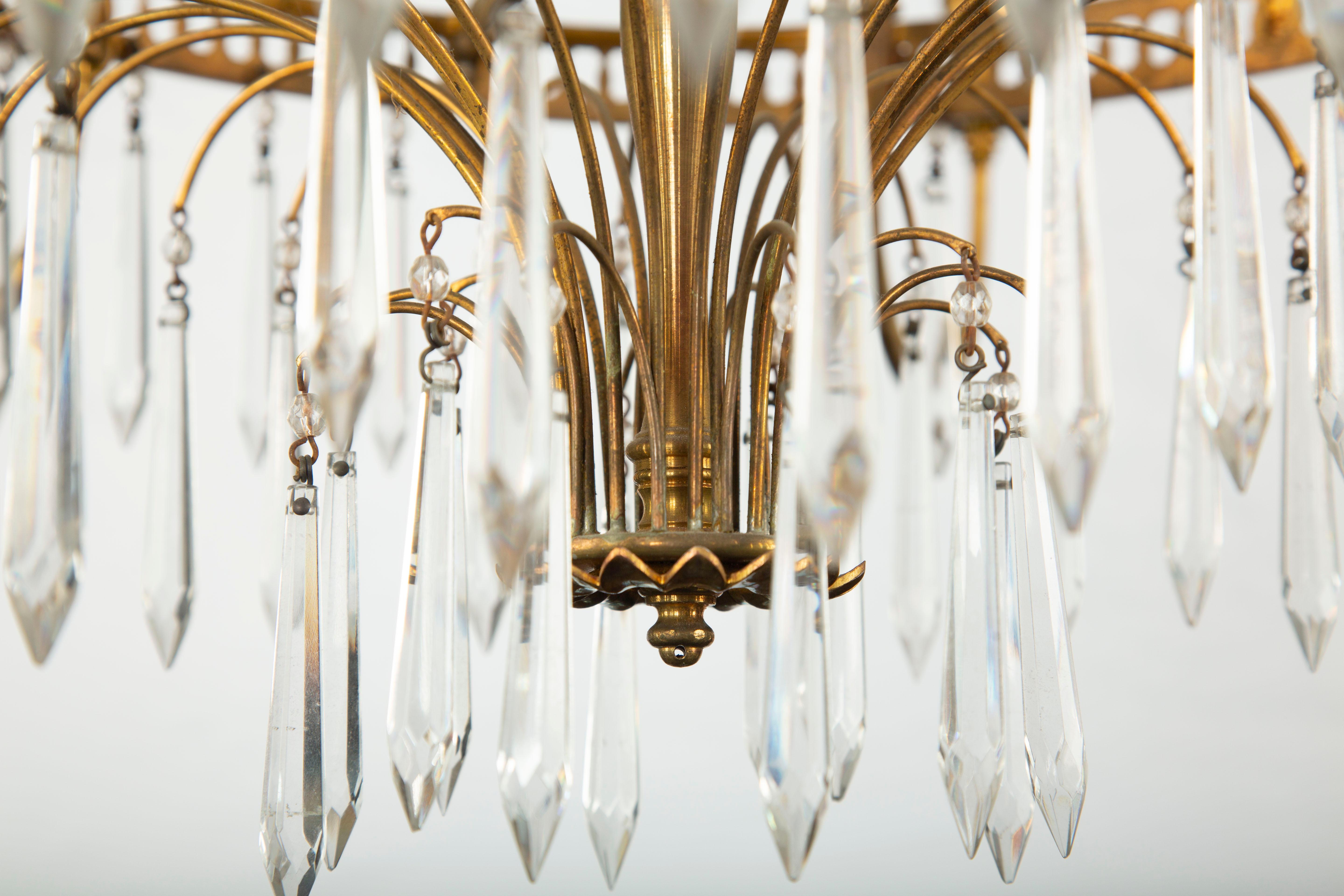 Dorato Lampadario neoclassico francese del XIX secolo in cristallo e dorato con otto luci a candela in vendita