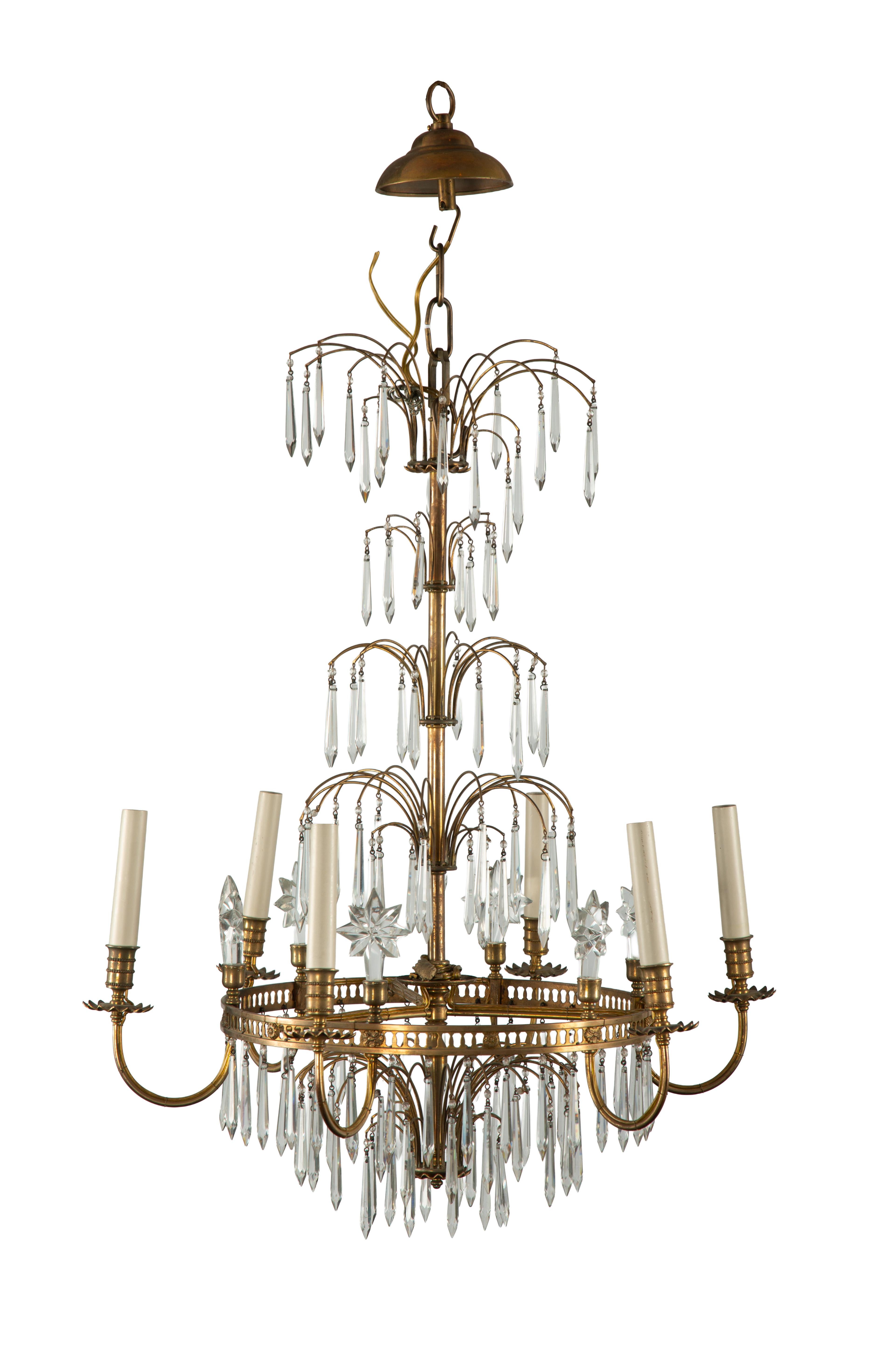 Metallo Lampadario neoclassico francese del XIX secolo in cristallo e dorato con otto luci a candela in vendita