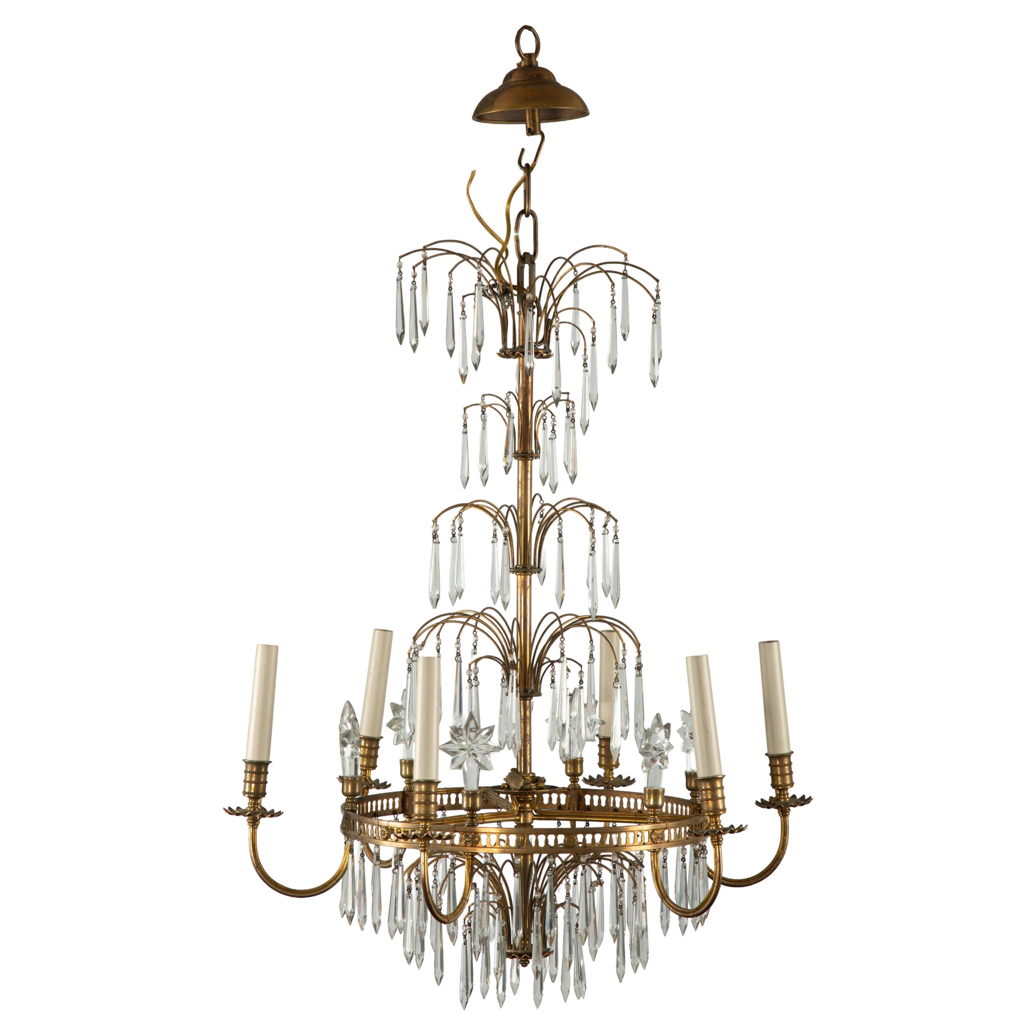 Lampadario neoclassico francese del XIX secolo in cristallo e dorato con otto luci a candela in vendita