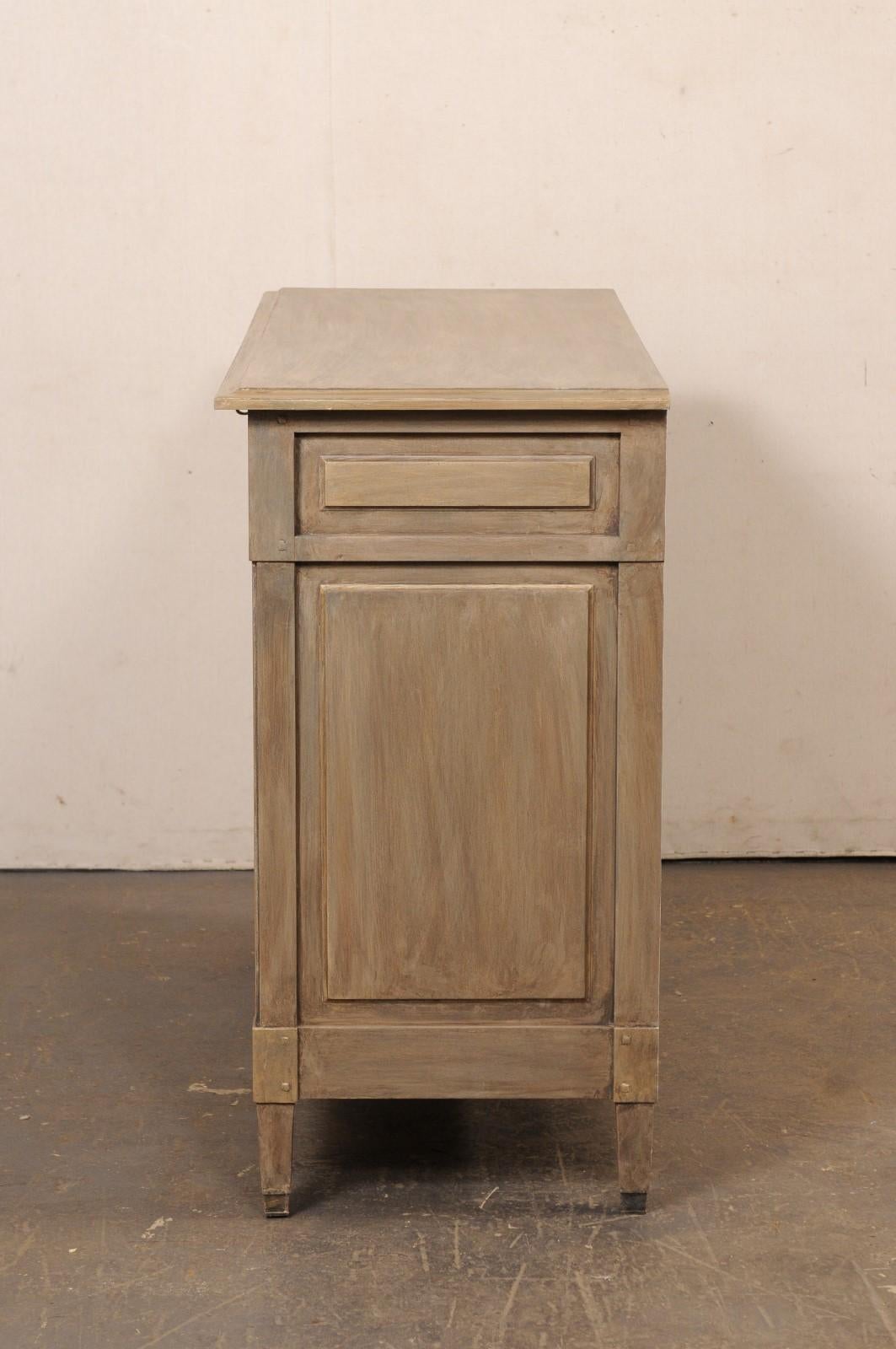 Commode francese del XIX secolo in legno dipinto neoclassico con sei cassetti in vendita 4