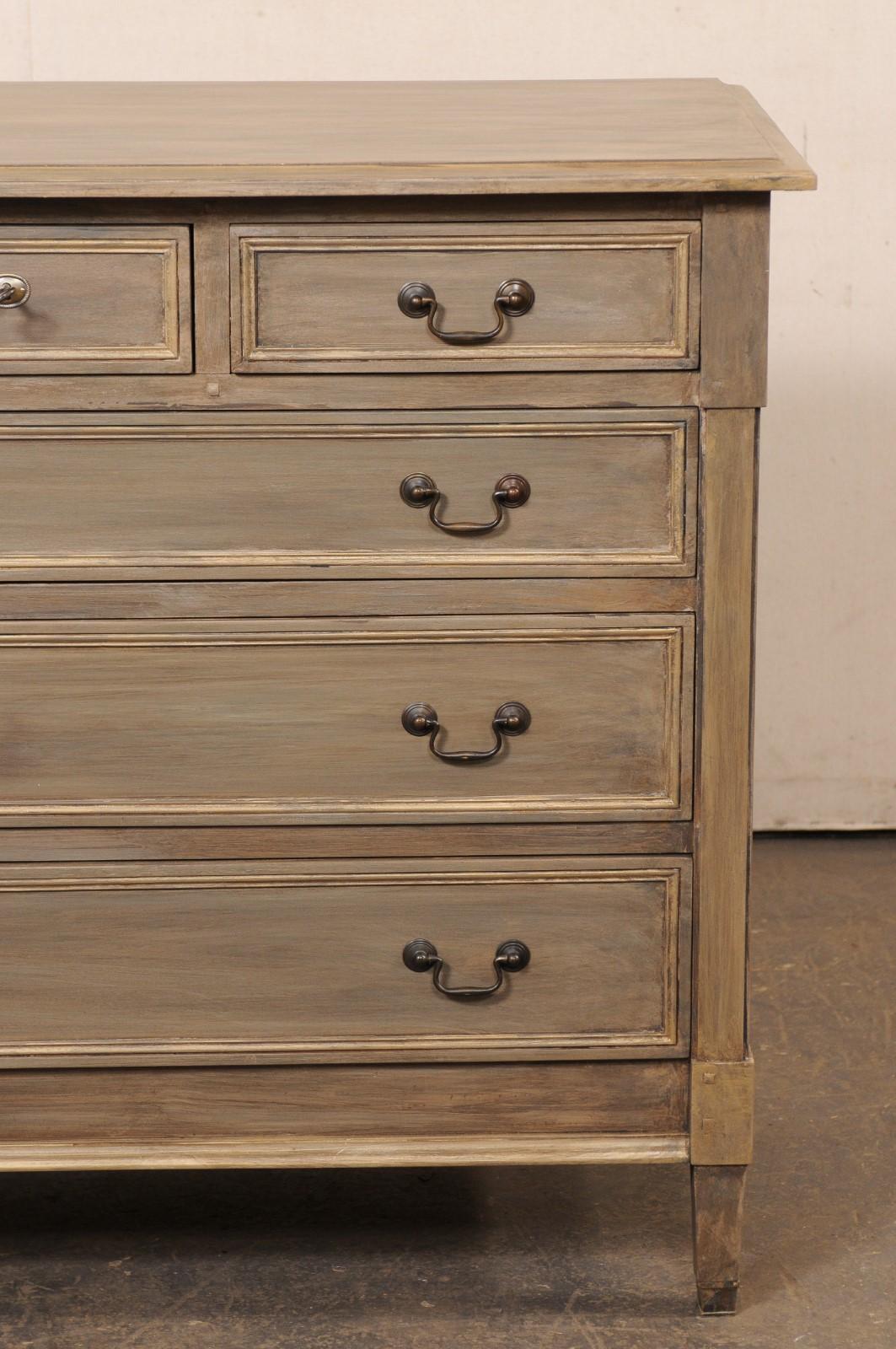 Commode francese del XIX secolo in legno dipinto neoclassico con sei cassetti in vendita 7