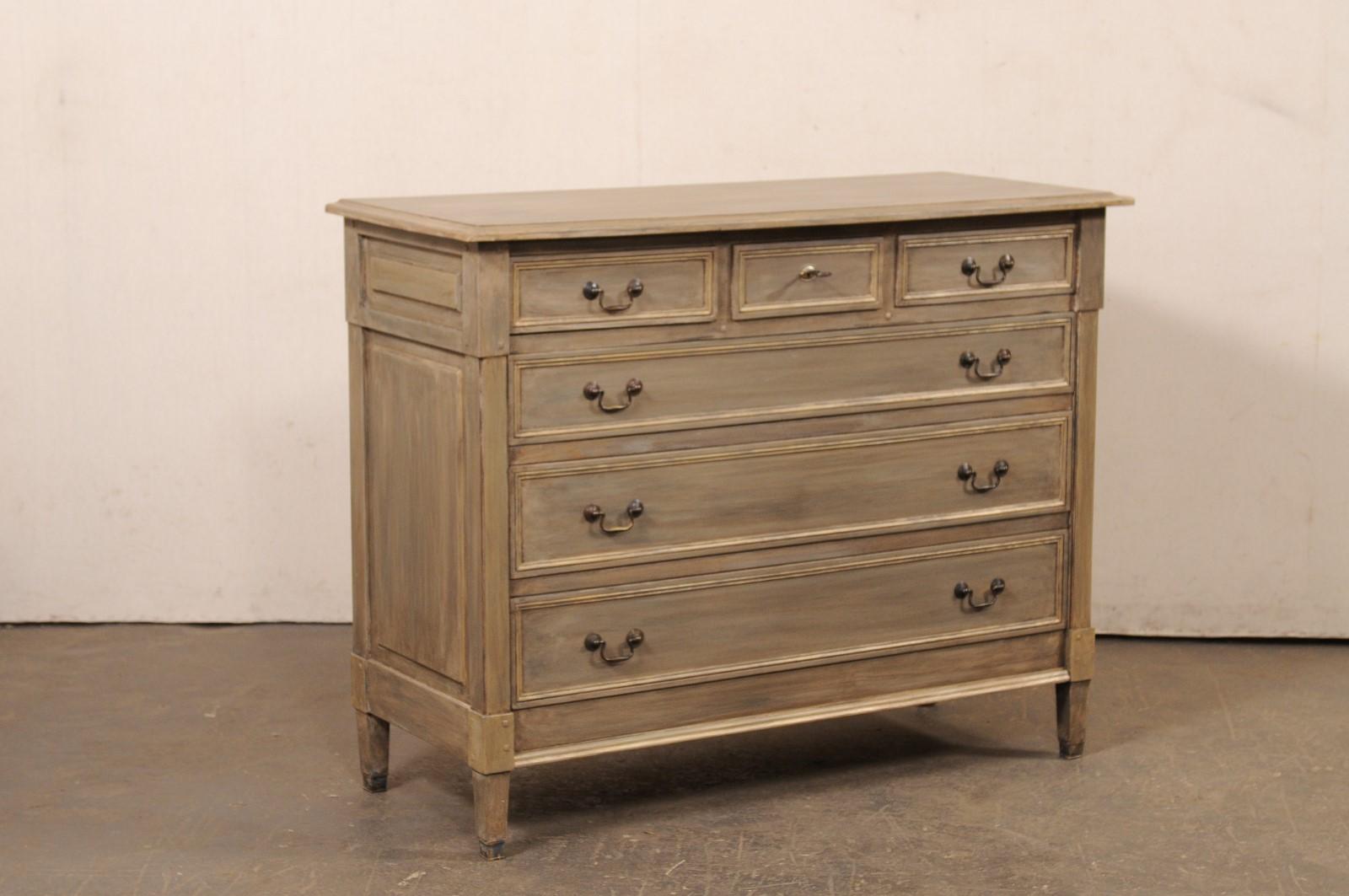 Cassettiera in legno intagliato e dipinto in stile neoclassico francese del XIX secolo. Questa cassettiera antica proveniente dalla Francia ha un piano di forma rettangolare, con una cassa sottostante che ospita tre piccoli cassetti sopra tre