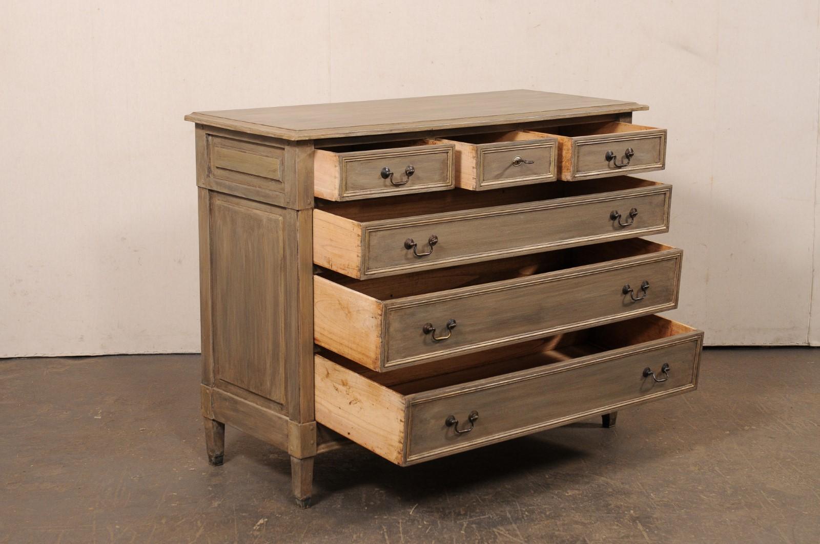 Neoclassico Commode francese del XIX secolo in legno dipinto neoclassico con sei cassetti in vendita