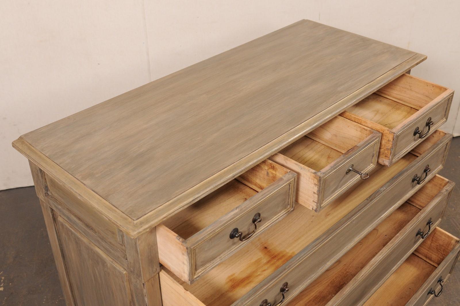 Commode francese del XIX secolo in legno dipinto neoclassico con sei cassetti In condizioni buone in vendita a Atlanta, GA