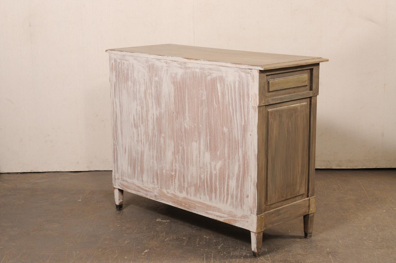 Commode francese del XIX secolo in legno dipinto neoclassico con sei cassetti in vendita 1