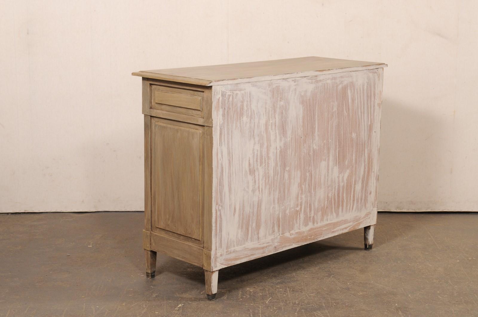 Commode francese del XIX secolo in legno dipinto neoclassico con sei cassetti in vendita 3