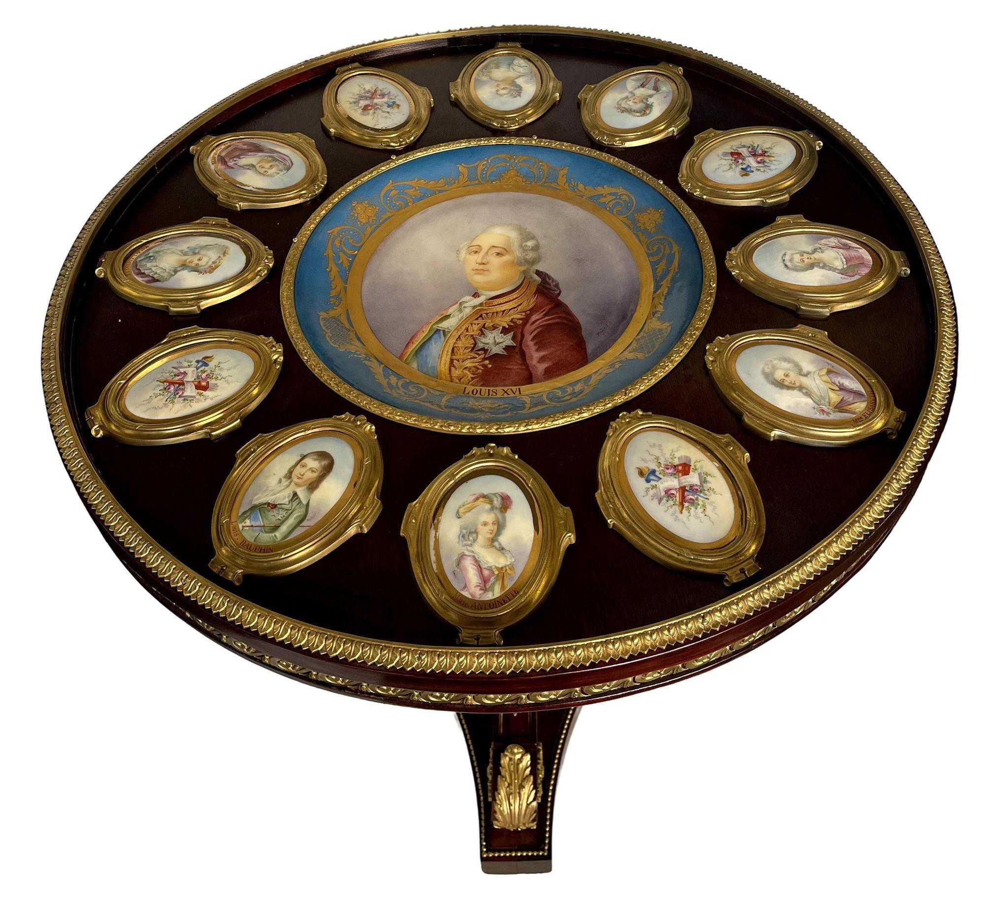 Français Table néoclassique française du 19ème siècle montée sur porcelaine et bronze doré, Fournier en vente