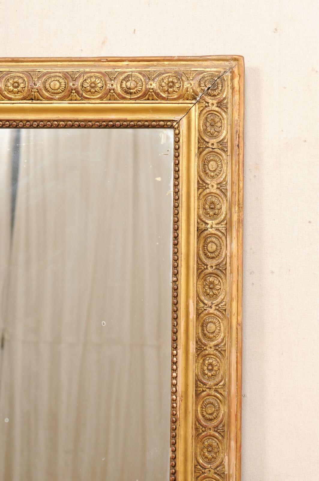 Français Miroir français du 19ème siècle joliment garni et en bois doré, plus de 1,80 m de haut en vente