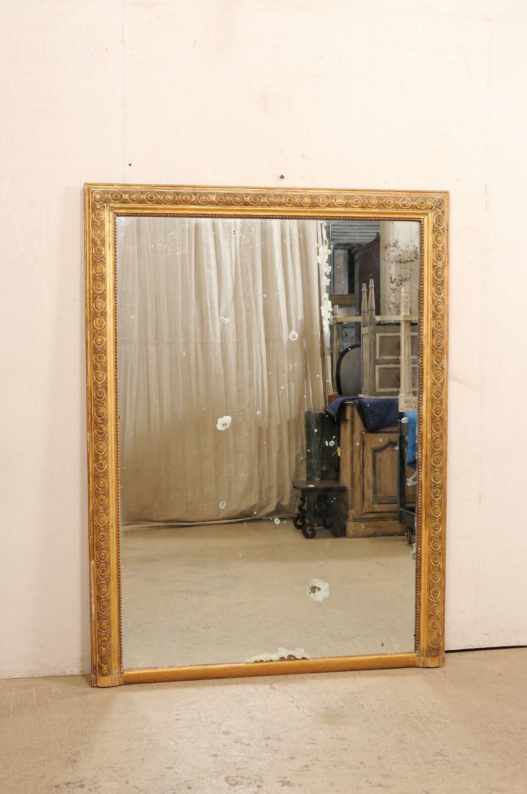 Miroir français du 19ème siècle joliment garni et en bois doré, plus de 1,80 m de haut en vente 2