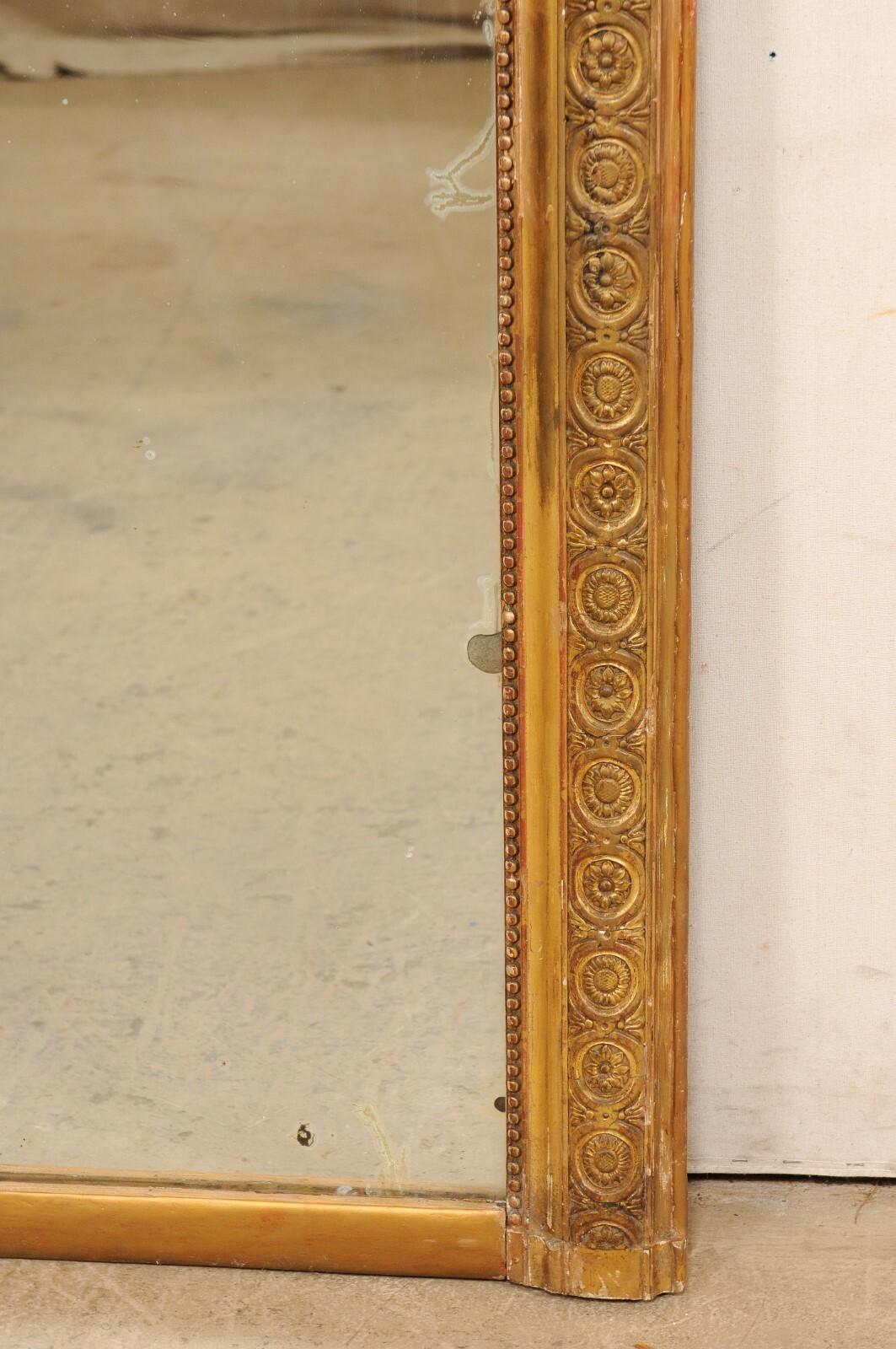 Miroir français du 19ème siècle joliment garni et en bois doré, plus de 1,80 m de haut en vente 3