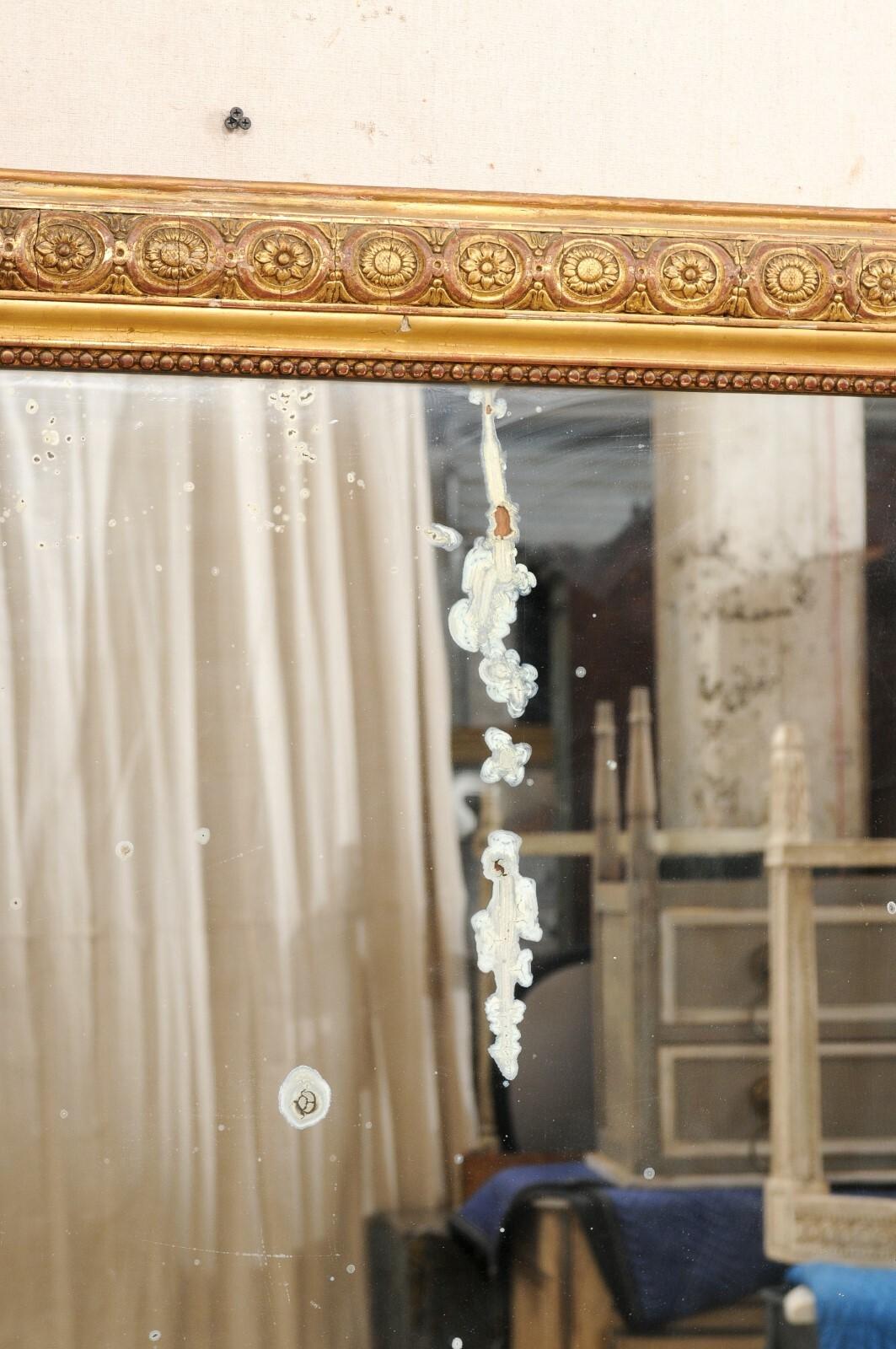 Miroir français du 19ème siècle joliment garni et en bois doré, plus de 1,80 m de haut en vente 4