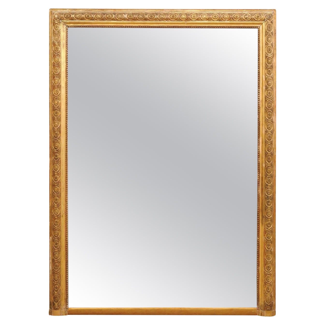 Miroir français du 19ème siècle joliment garni et en bois doré, plus de 1,80 m de haut