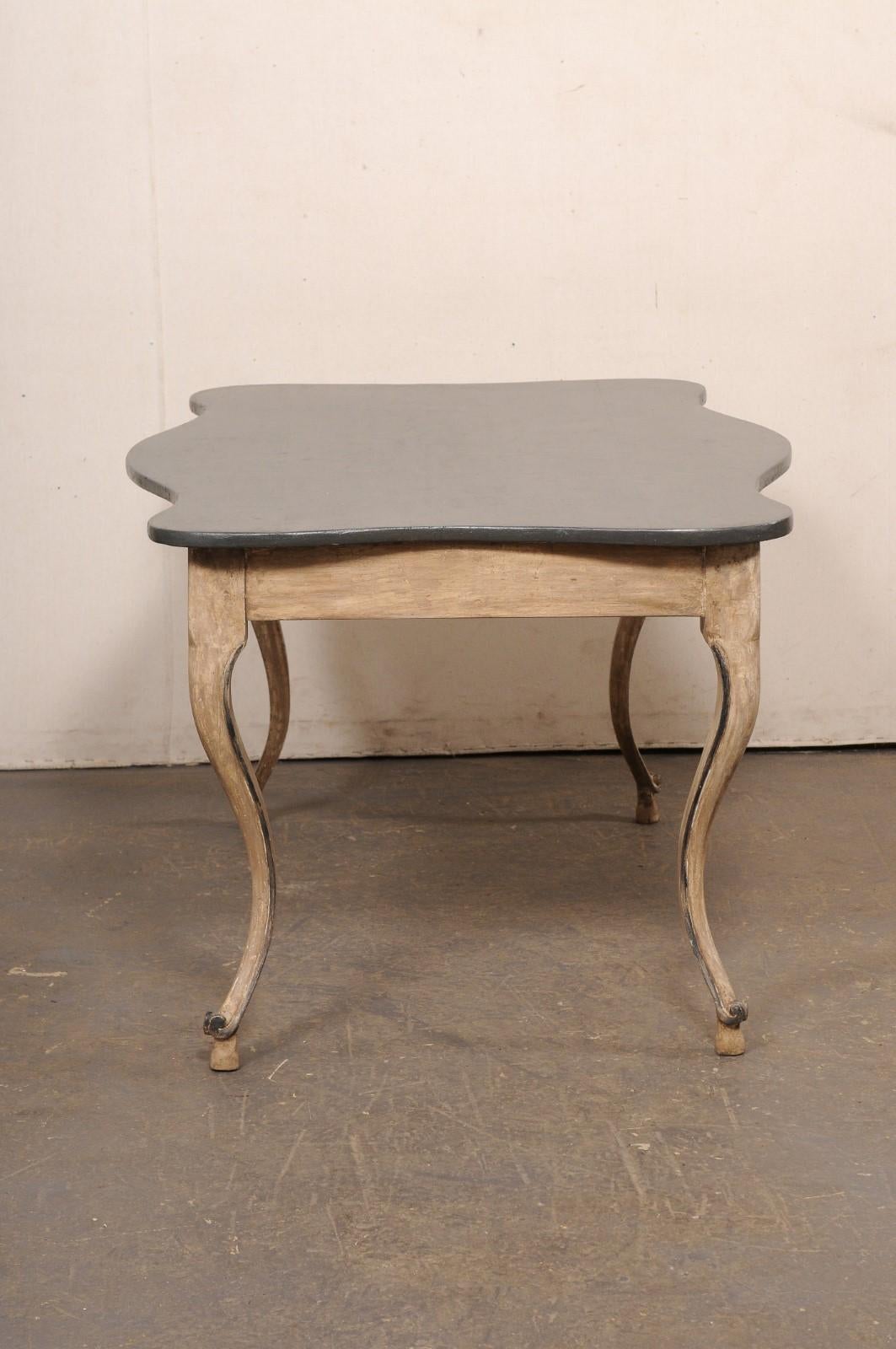 Scrivania francese del XIX secolo in legno dipinto con piano con bordi a smerlo e gambe eleganti in vendita 5