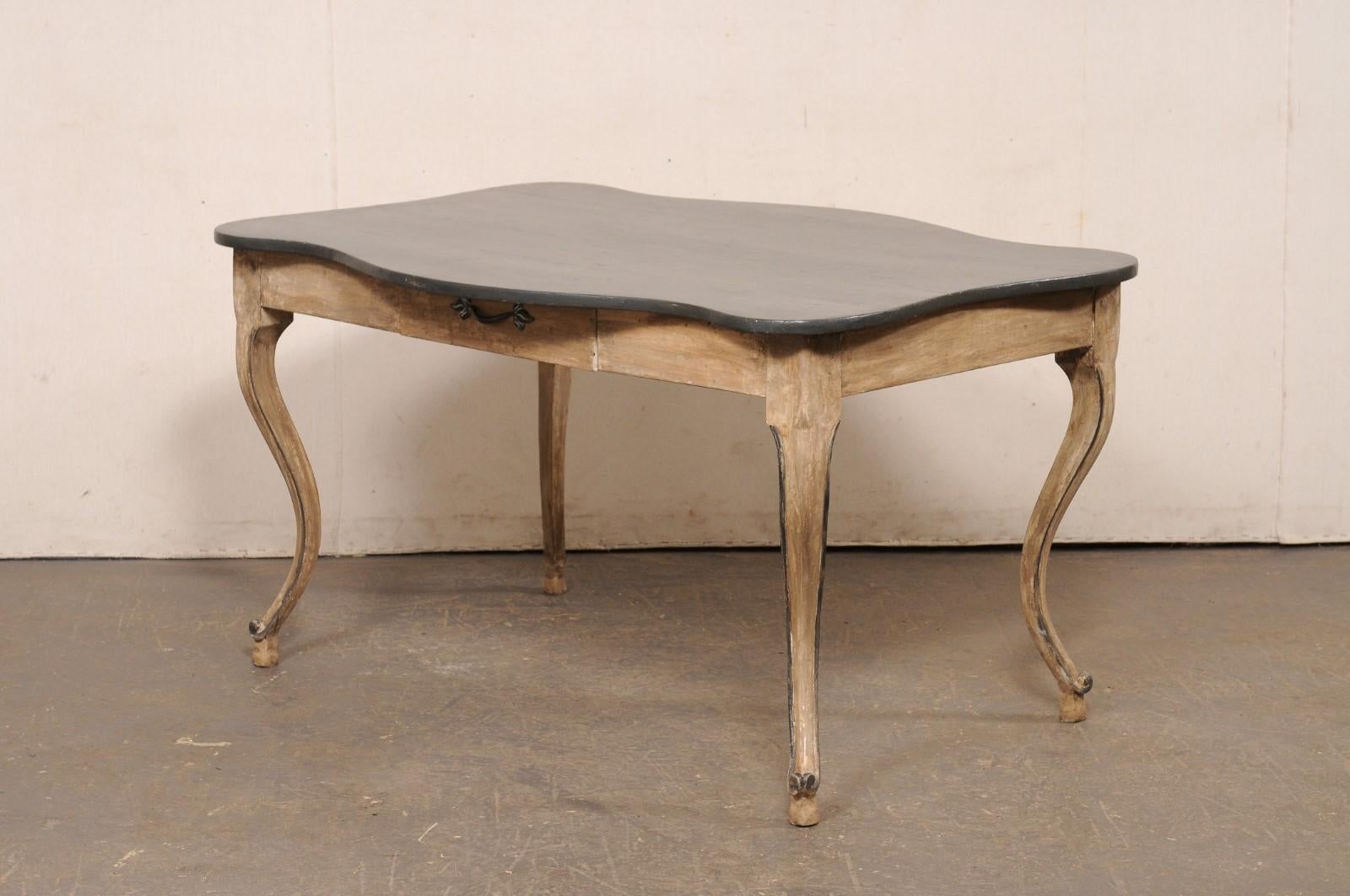 Scrivania francese del XIX secolo in legno dipinto con piano con bordi a smerlo e gambe eleganti in vendita 6