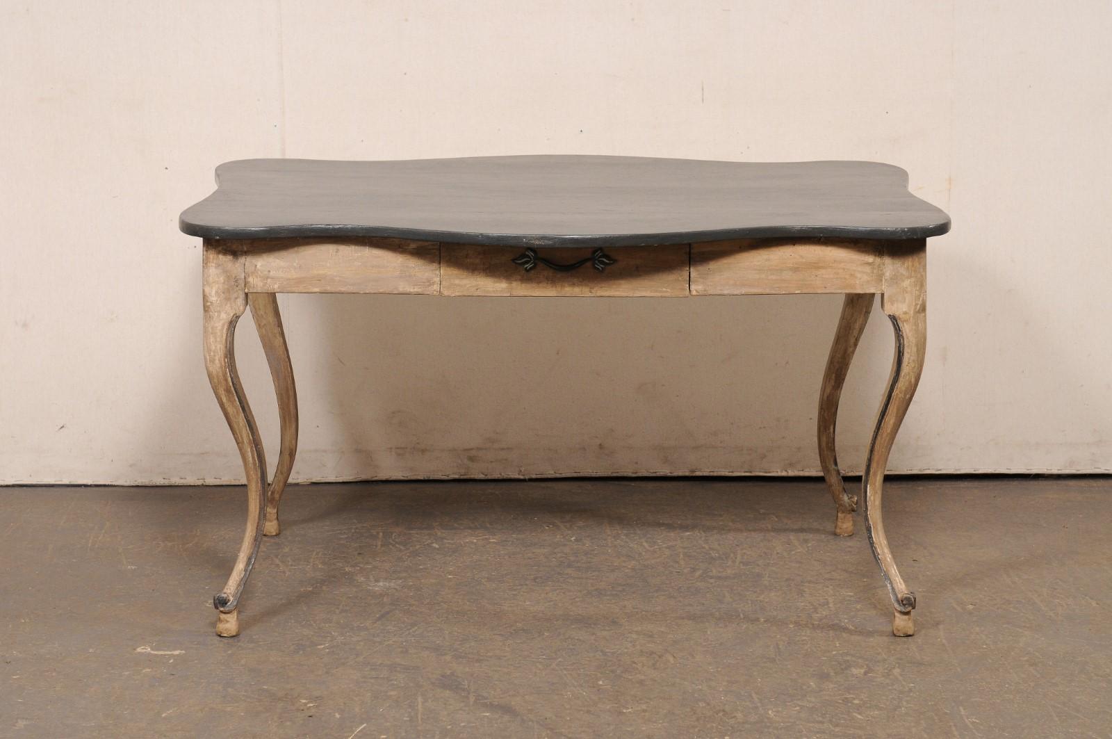 Scrivania francese del XIX secolo in legno dipinto con piano con bordi a smerlo e gambe eleganti in vendita 7