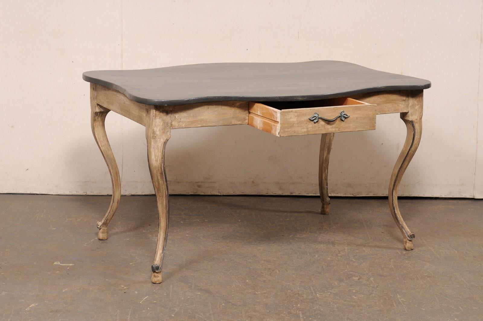 Francese Scrivania francese del XIX secolo in legno dipinto con piano con bordi a smerlo e gambe eleganti in vendita