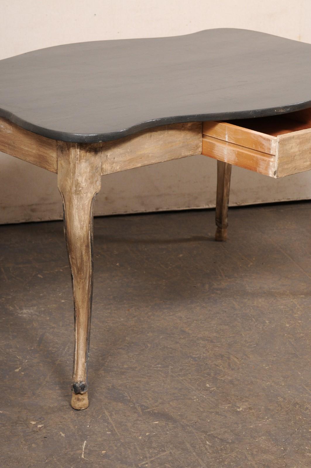 Scrivania francese del XIX secolo in legno dipinto con piano con bordi a smerlo e gambe eleganti In condizioni buone in vendita a Atlanta, GA