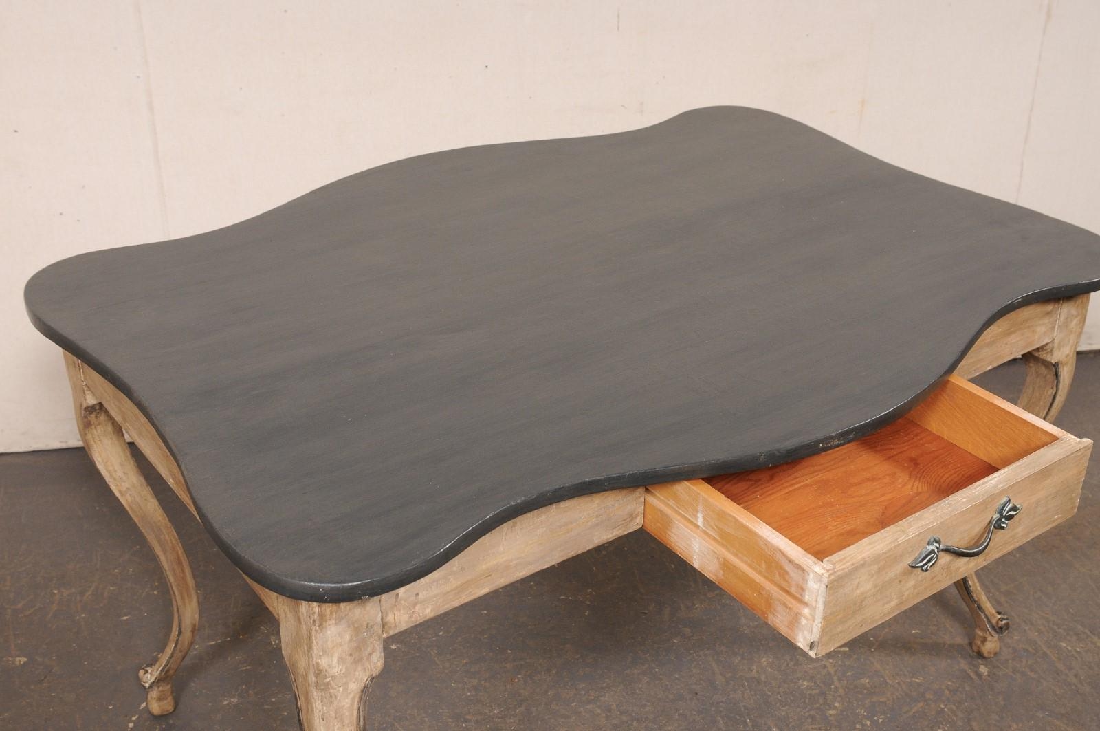 Legno Scrivania francese del XIX secolo in legno dipinto con piano con bordi a smerlo e gambe eleganti in vendita