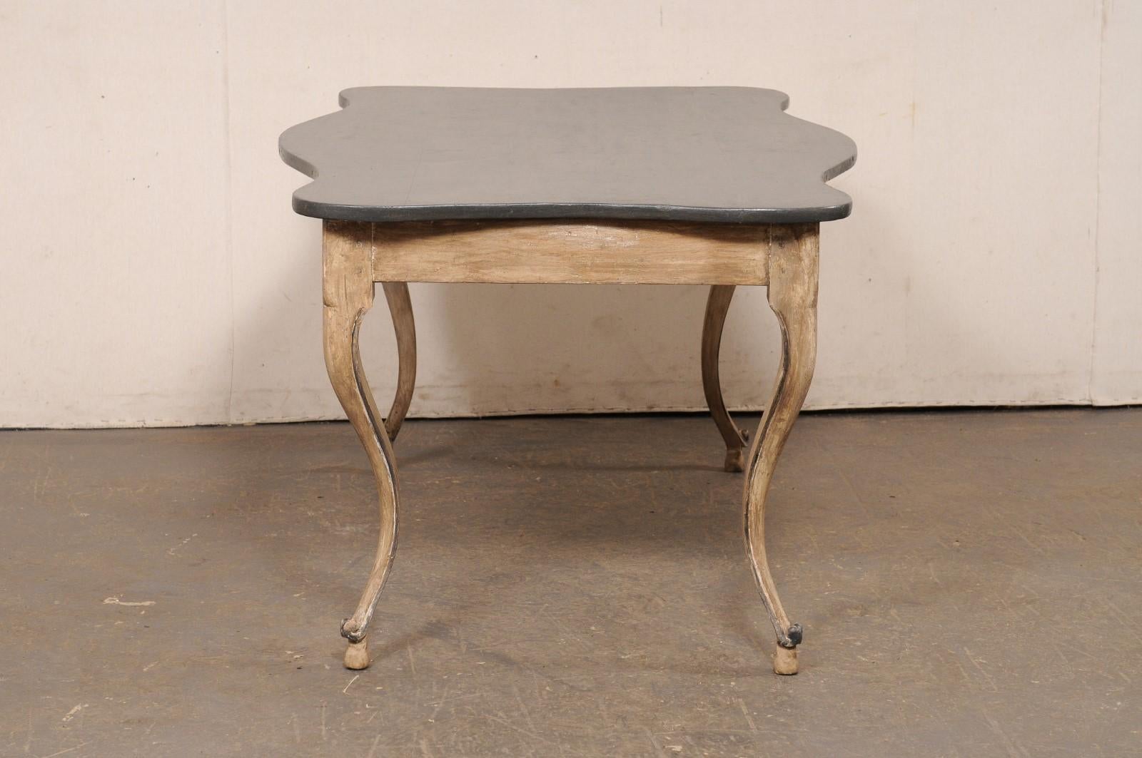 Scrivania francese del XIX secolo in legno dipinto con piano con bordi a smerlo e gambe eleganti in vendita 1