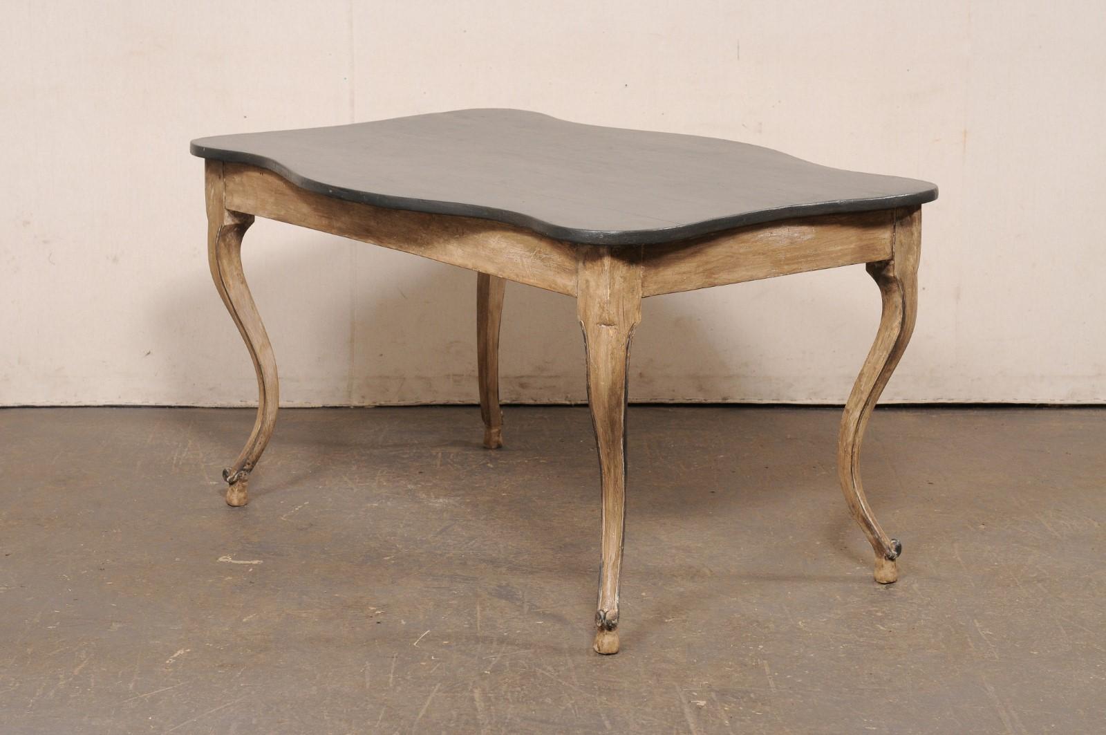 Scrivania francese del XIX secolo in legno dipinto con piano con bordi a smerlo e gambe eleganti in vendita 2
