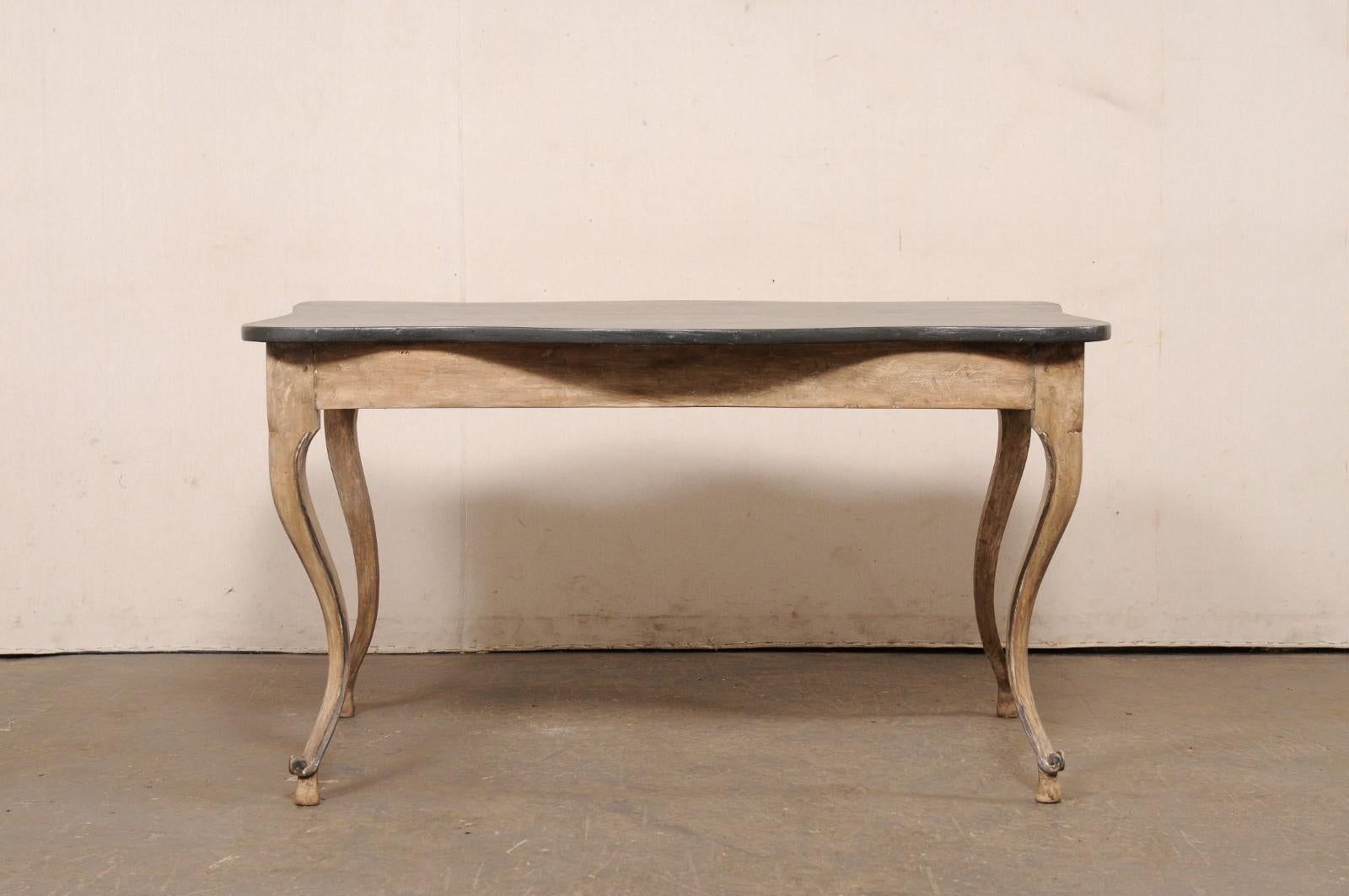 Scrivania francese del XIX secolo in legno dipinto con piano con bordi a smerlo e gambe eleganti in vendita 3