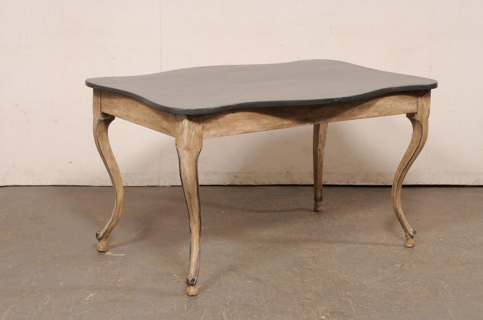 Scrivania francese del XIX secolo in legno dipinto con piano con bordi a smerlo e gambe eleganti in vendita 4