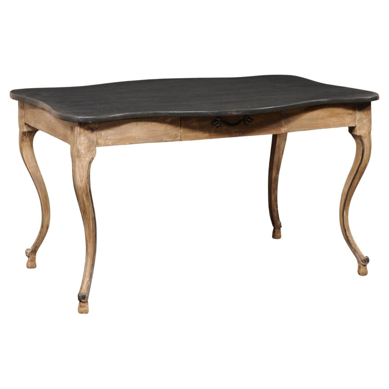 Scrivania francese del XIX secolo in legno dipinto con piano con bordi a smerlo e gambe eleganti