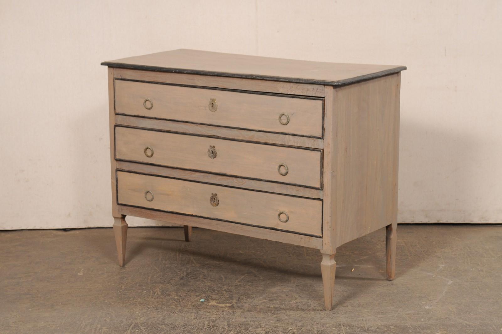 Commode neoclassica francese del XIX secolo in legno dipinto in vendita 5