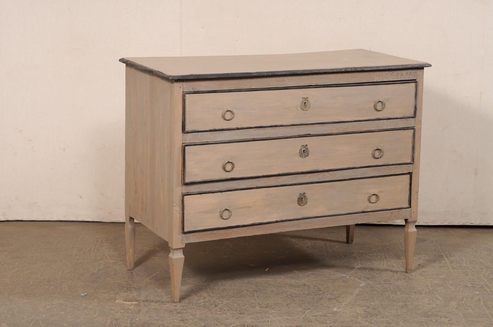 Una commode francese neoclassica in legno dipinto del XIX secolo. Questa cassapanca antica proveniente dalla Francia è caratterizzata da un design semplice e pulito, con un piano di forma rettangolare che poggia su una cassa dotata di tre cassetti
