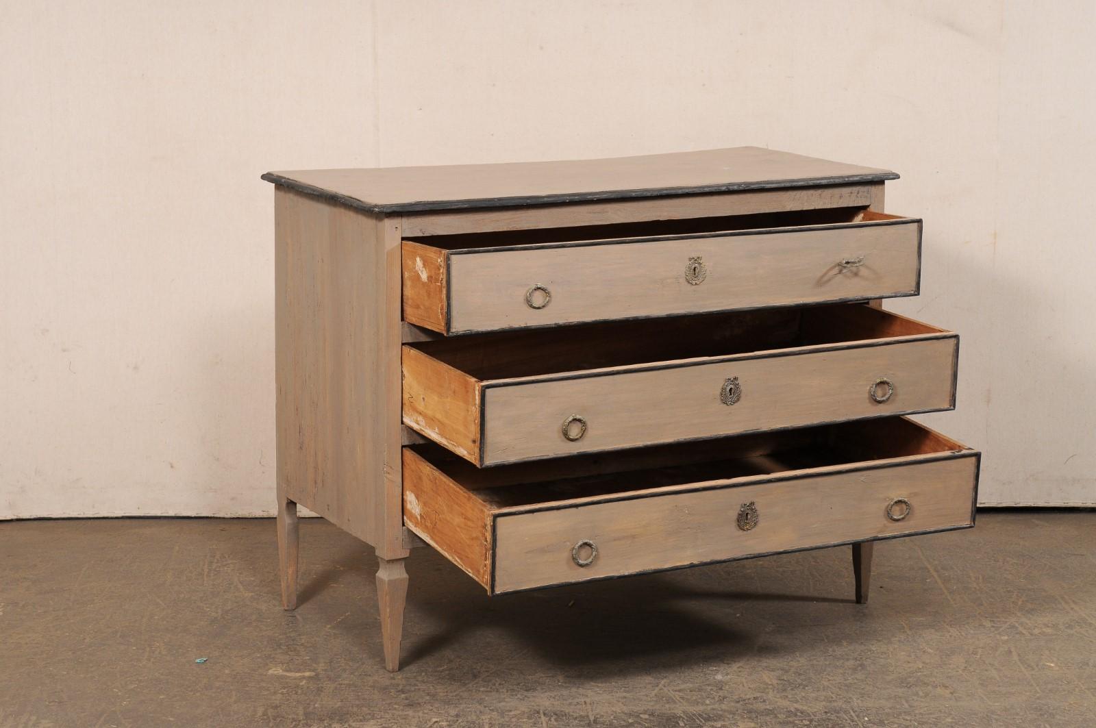 Neoclassico Commode neoclassica francese del XIX secolo in legno dipinto in vendita