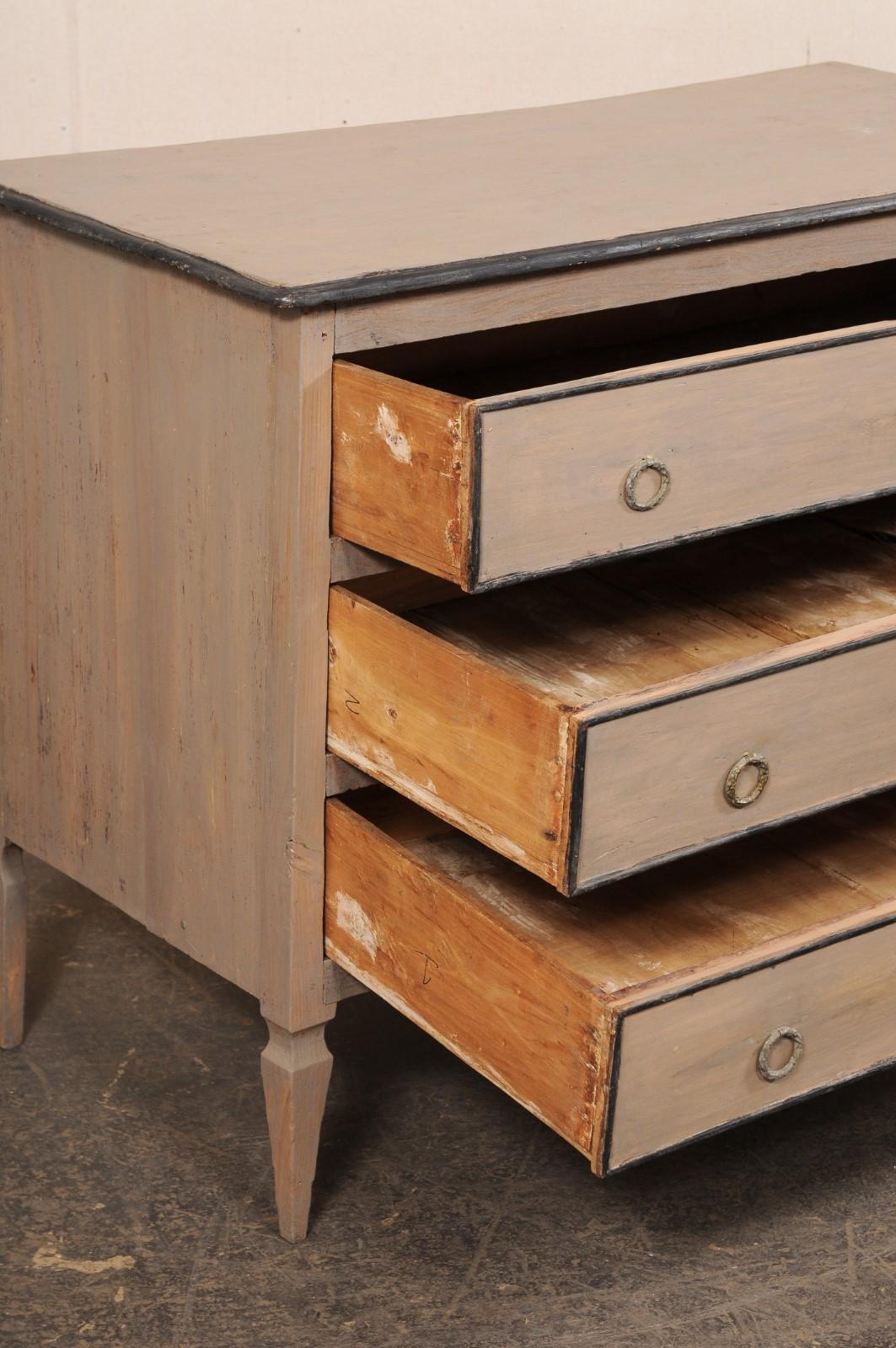 Francese Commode neoclassica francese del XIX secolo in legno dipinto in vendita