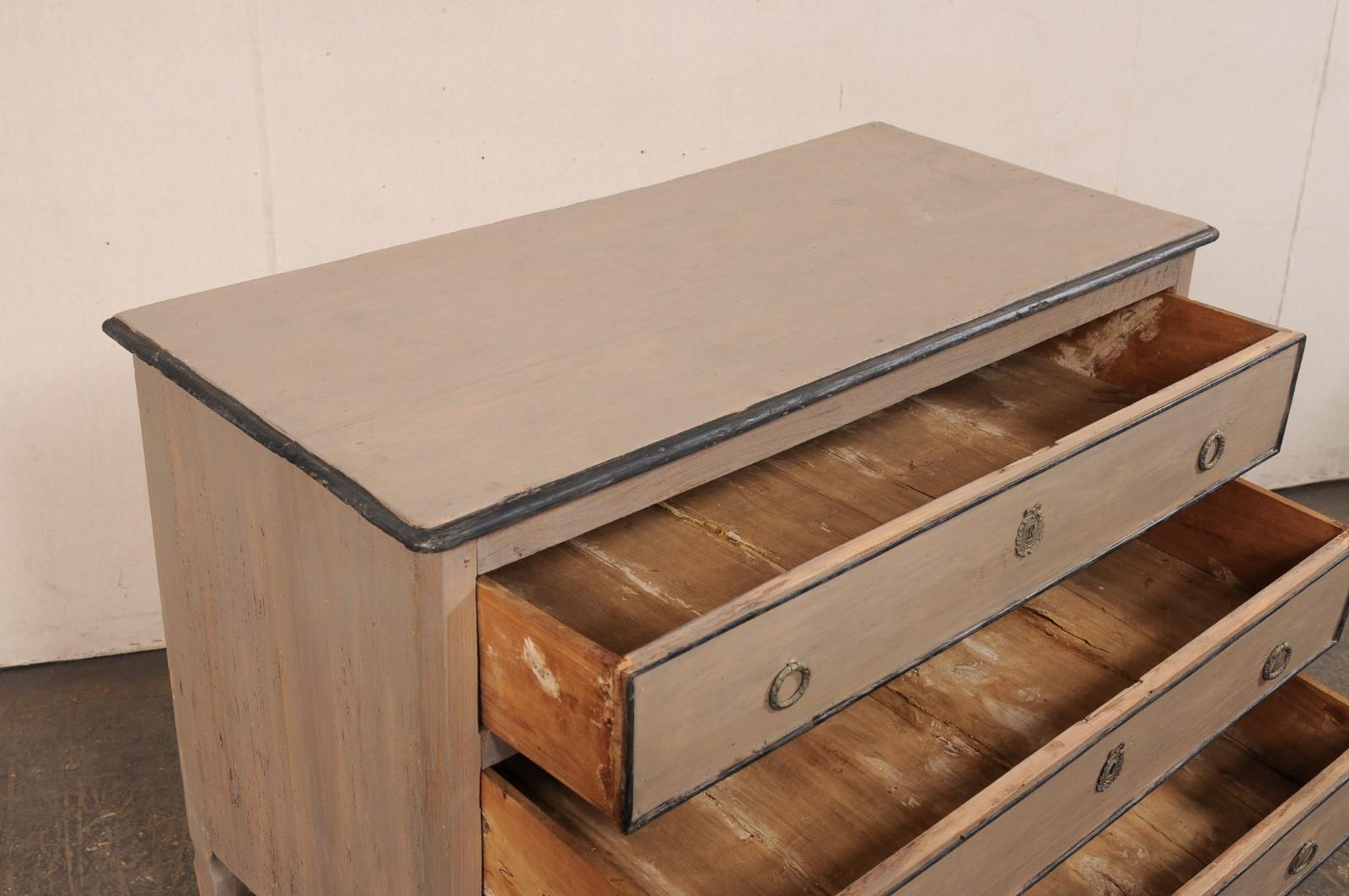 Commode neoclassica francese del XIX secolo in legno dipinto In condizioni buone in vendita a Atlanta, GA