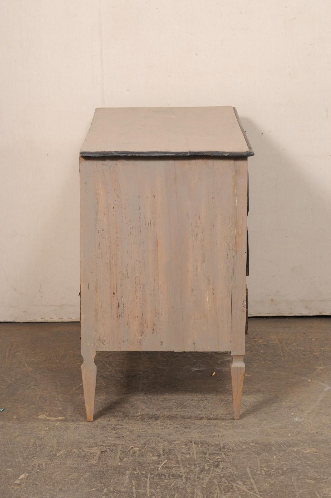 Legno Commode neoclassica francese del XIX secolo in legno dipinto in vendita