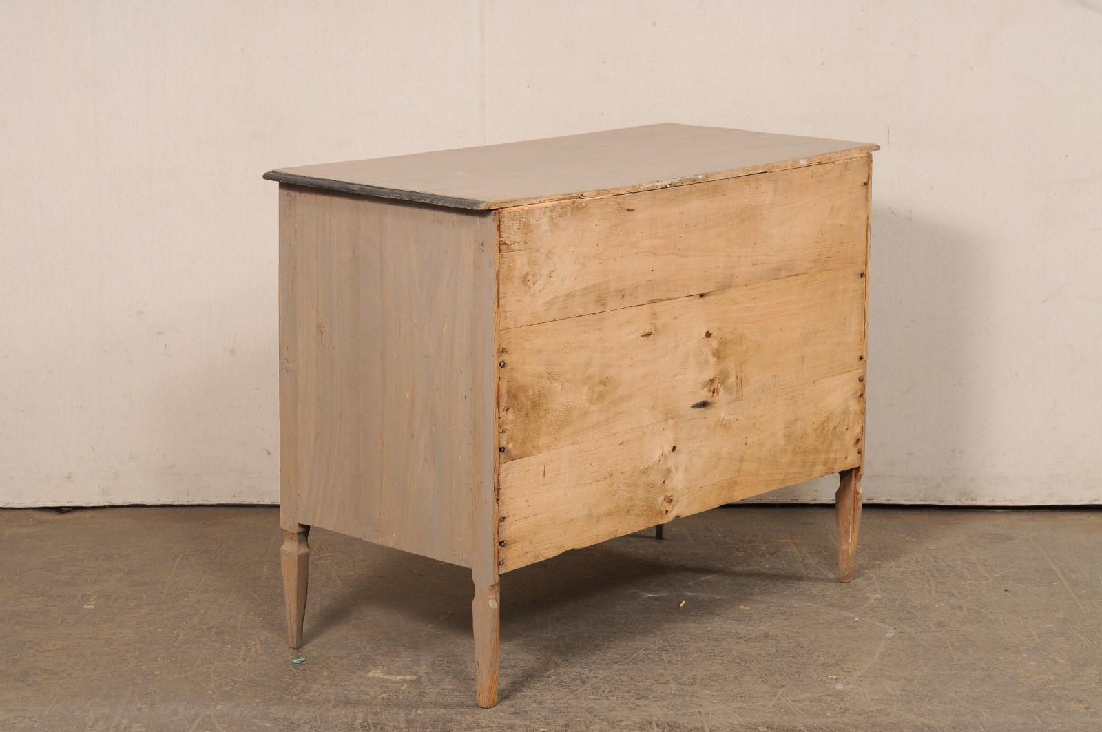 Commode neoclassica francese del XIX secolo in legno dipinto in vendita 3