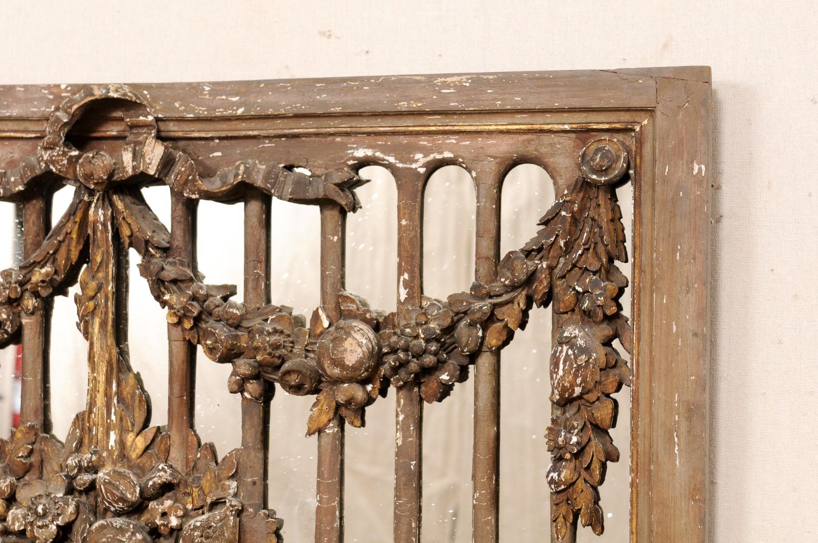 Pannello francese del XIX secolo decorato con uva e bouquet floreale con sfondo a specchio in vendita 2