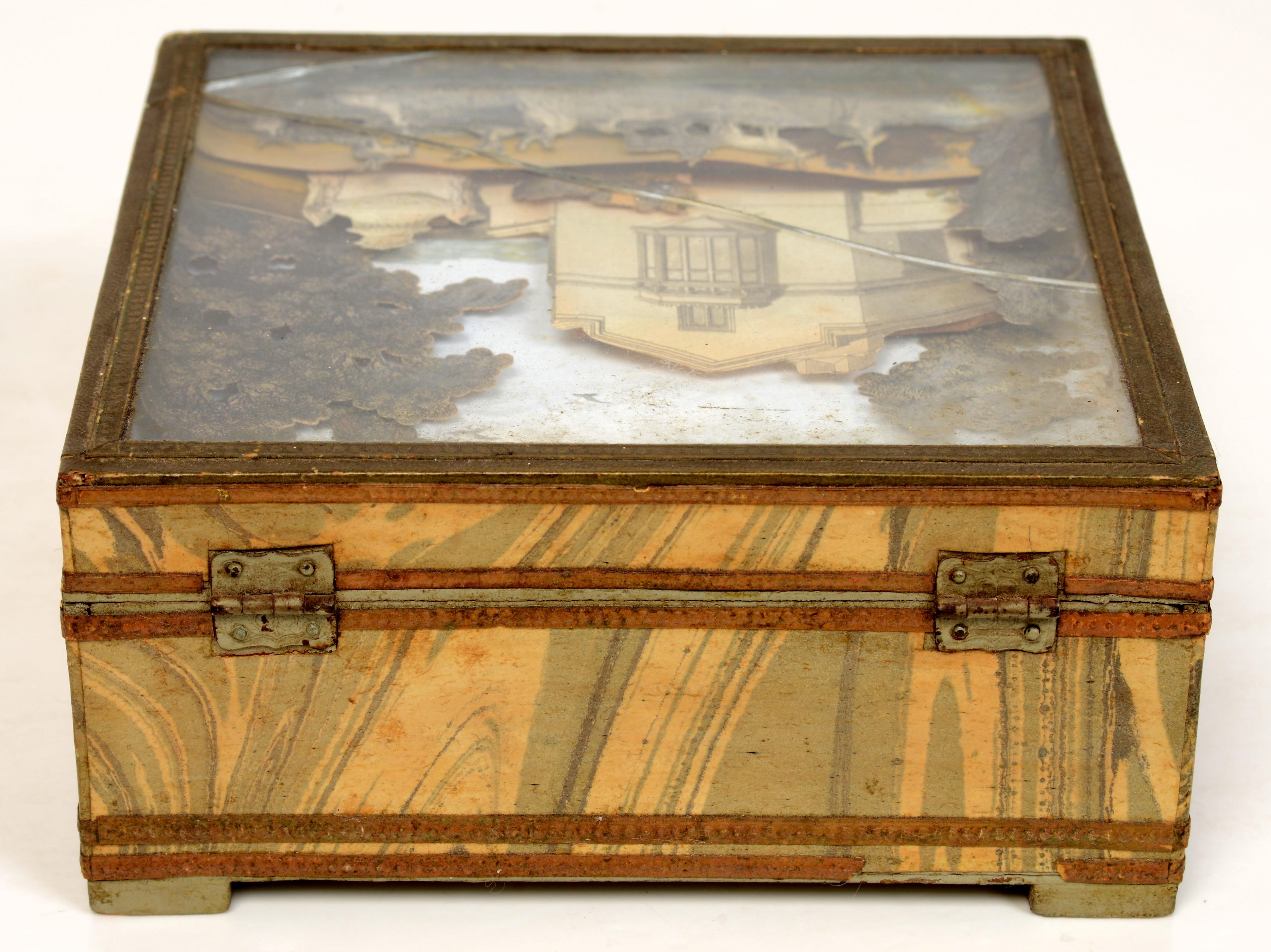 French 19th c Paper Covered Box With Neo-Classical Diorama Under the Glass Top In Fair Condition For Sale In valatie, NY
