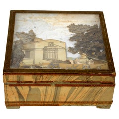 Boîte française du 19e siècle recouverte de papier avec Diorama néoclassique sous le plateau en verre