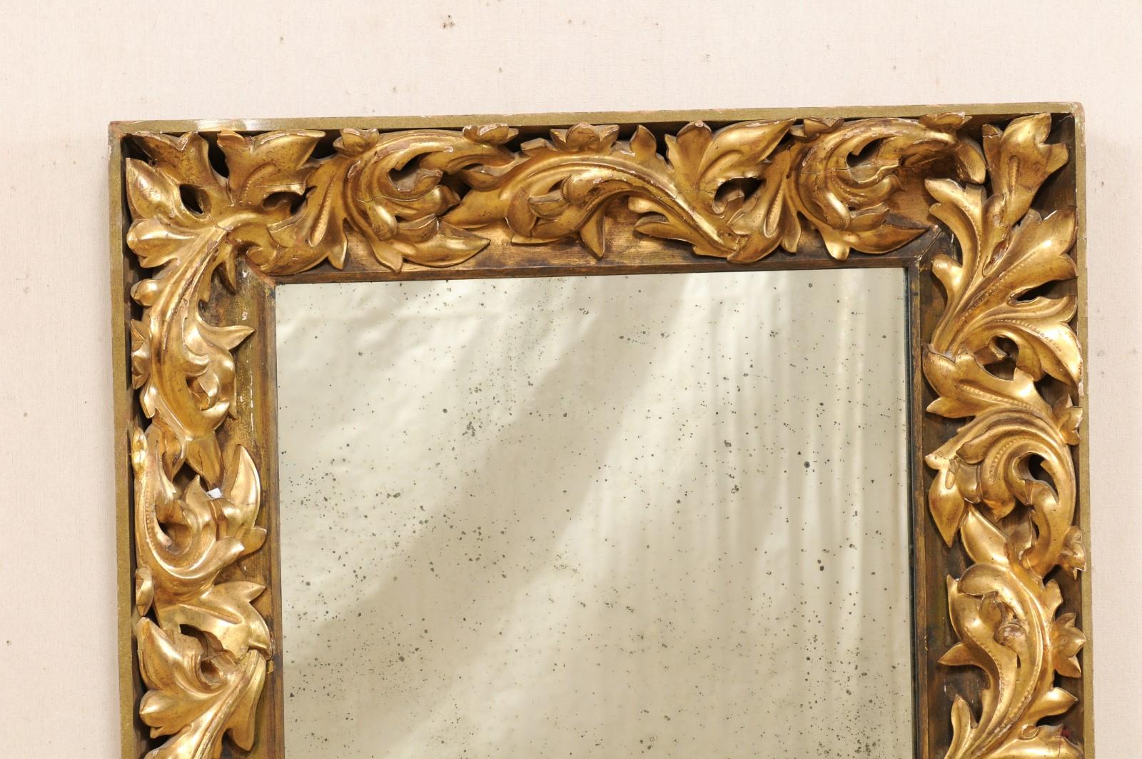 Sculpté à la main Miroir français du 19ème siècle:: de forme rectangulaire:: sculpté en rococo et bois doré en vente