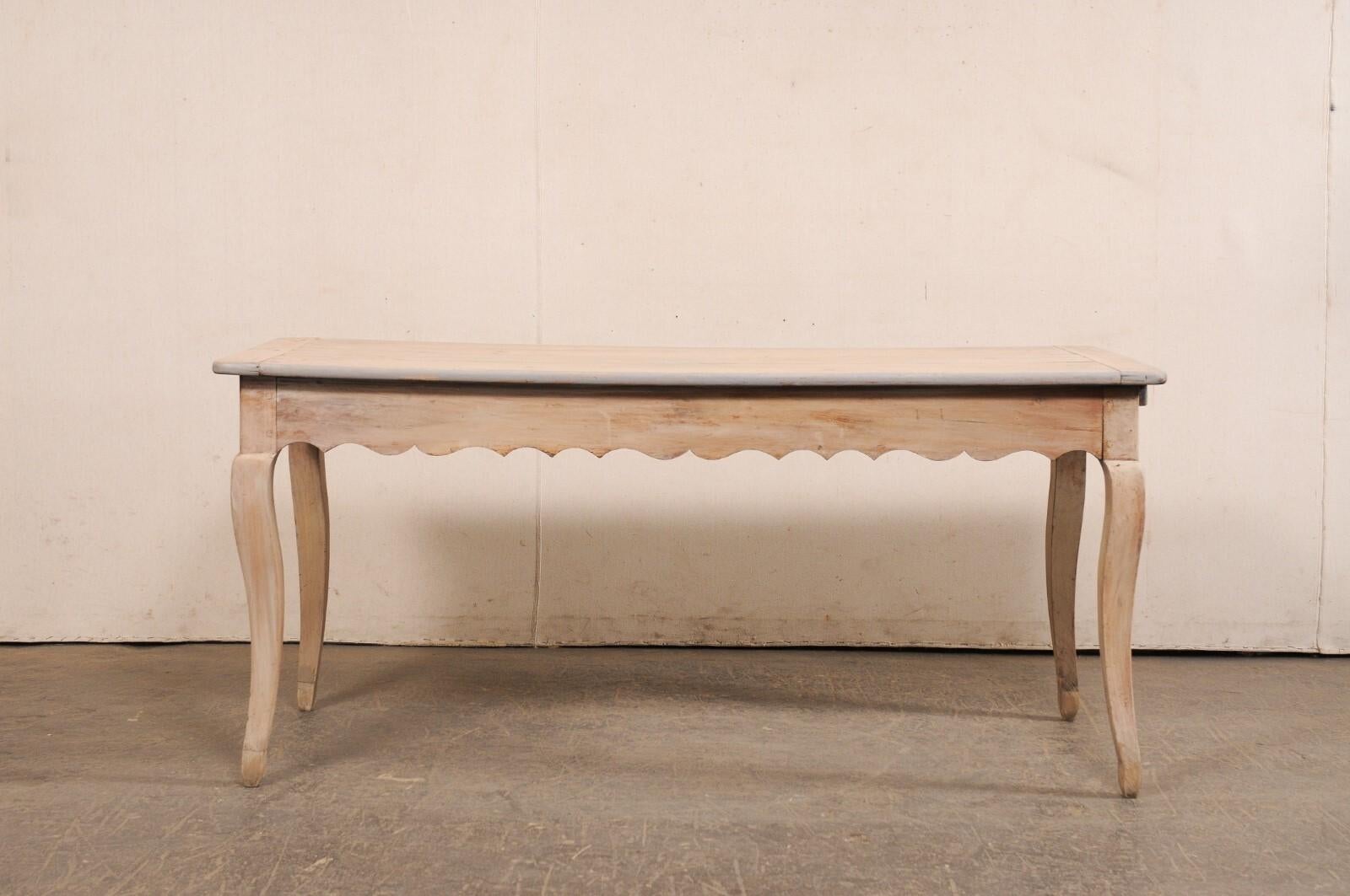 Mesa francesa del s. XIX con faldón festoneado, cajón pequeño y estante extraíble en venta 4