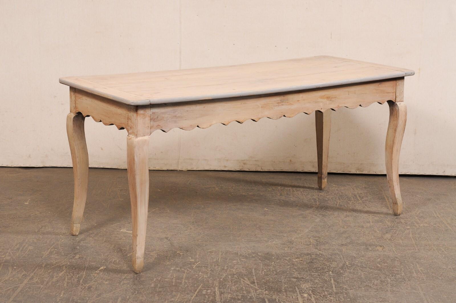 Mesa francesa del s. XIX con faldón festoneado, cajón pequeño y estante extraíble en venta 5