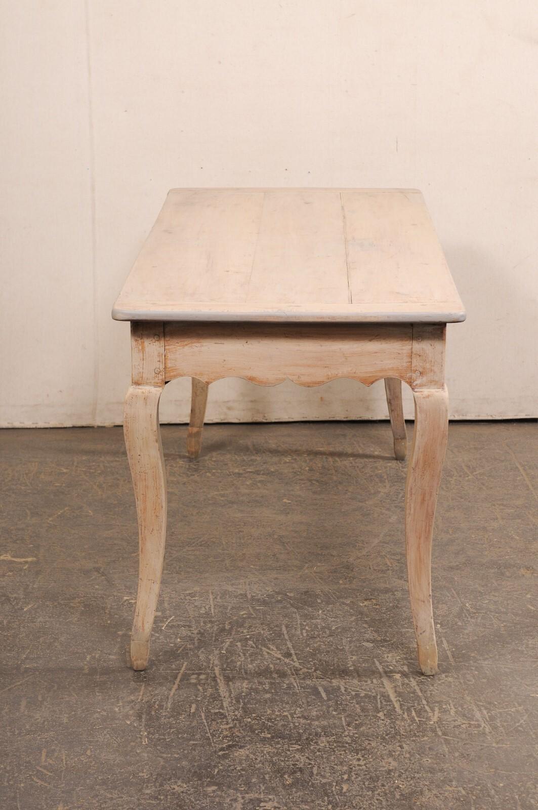 Mesa francesa del s. XIX con faldón festoneado, cajón pequeño y estante extraíble en venta 6