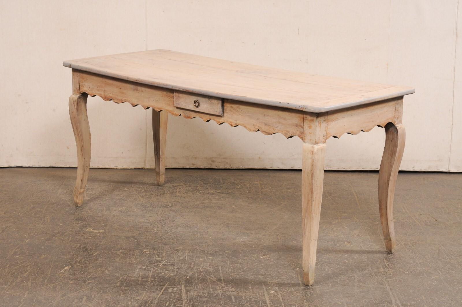 Mesa francesa del s. XIX con faldón festoneado, cajón pequeño y estante extraíble en venta 7