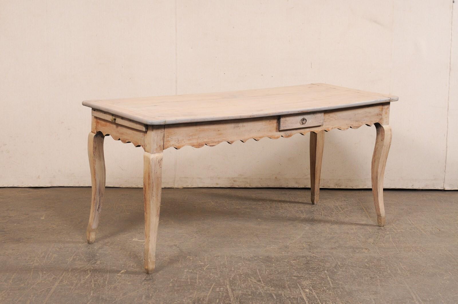 Mesa francesa de madera de frutal tallada, con pequeño cajón y estante extraíble, del siglo XIX. Esta mesa antigua de Francia tiene un tablero rectangular con esquinas suavemente redondeadas, que sobresale por encima del delantal que alberga un